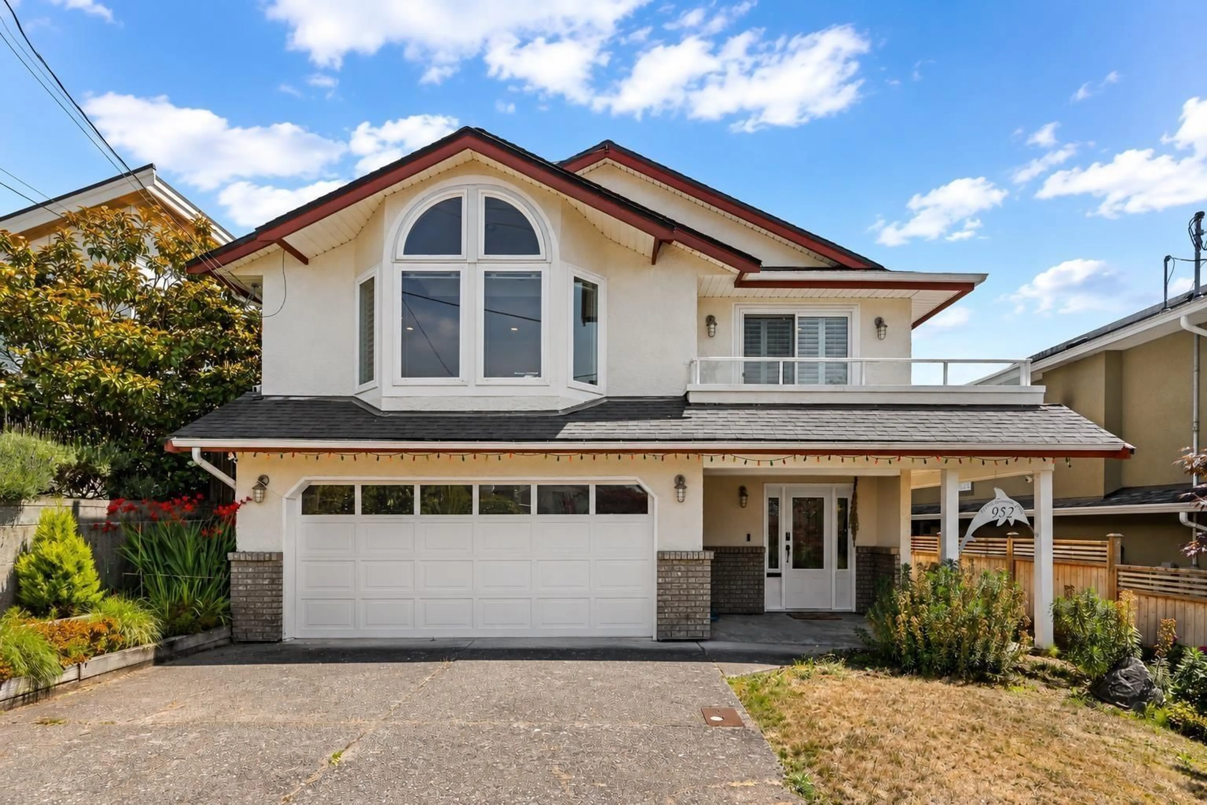 Home with vinyl exterior material, street for 952 KENT STREET, White Rock British Columbia V4B4T1