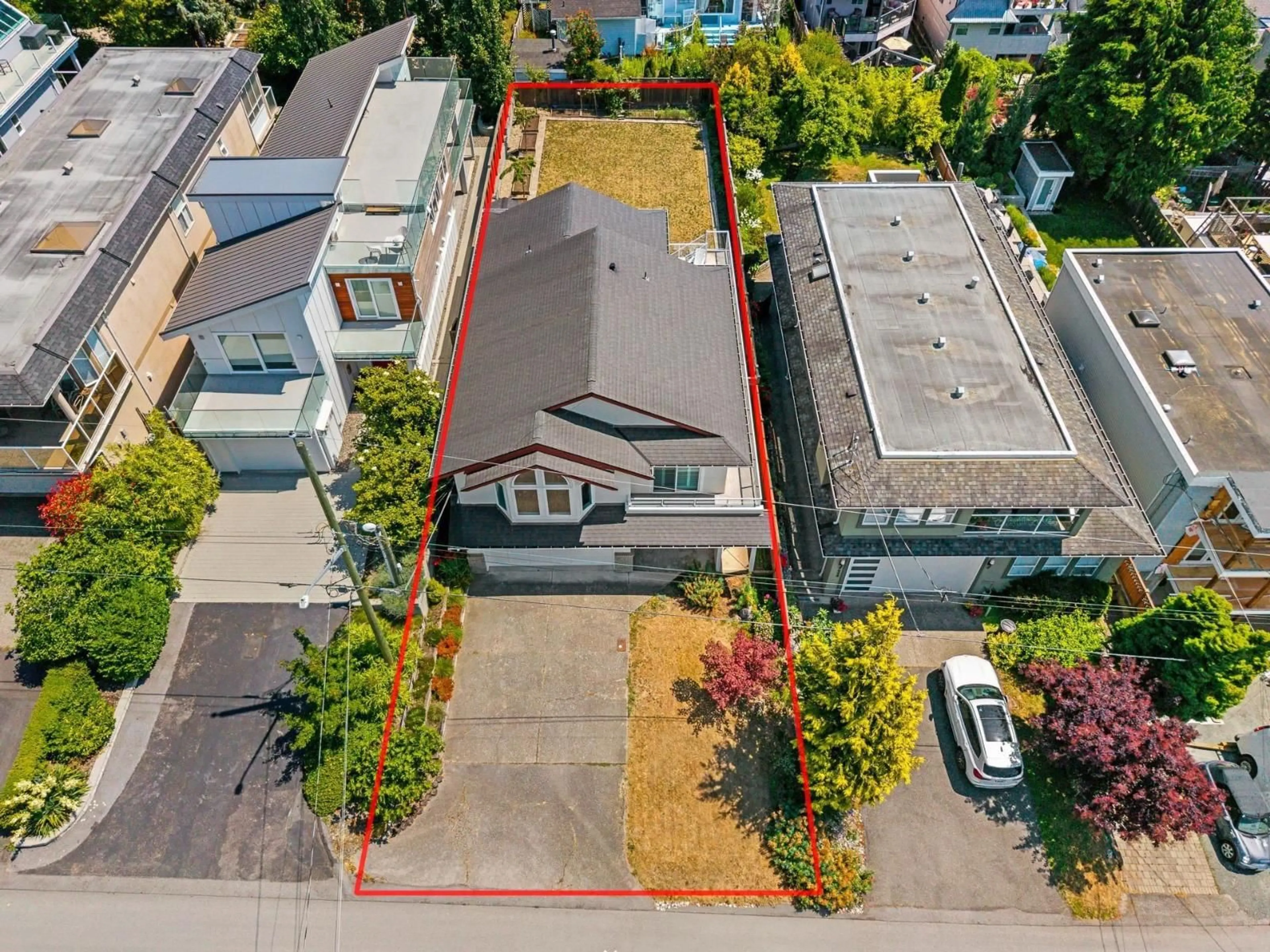 A pic from outside/outdoor area/front of a property/back of a property/a pic from drone, street for 952 KENT STREET, White Rock British Columbia V4B4T1