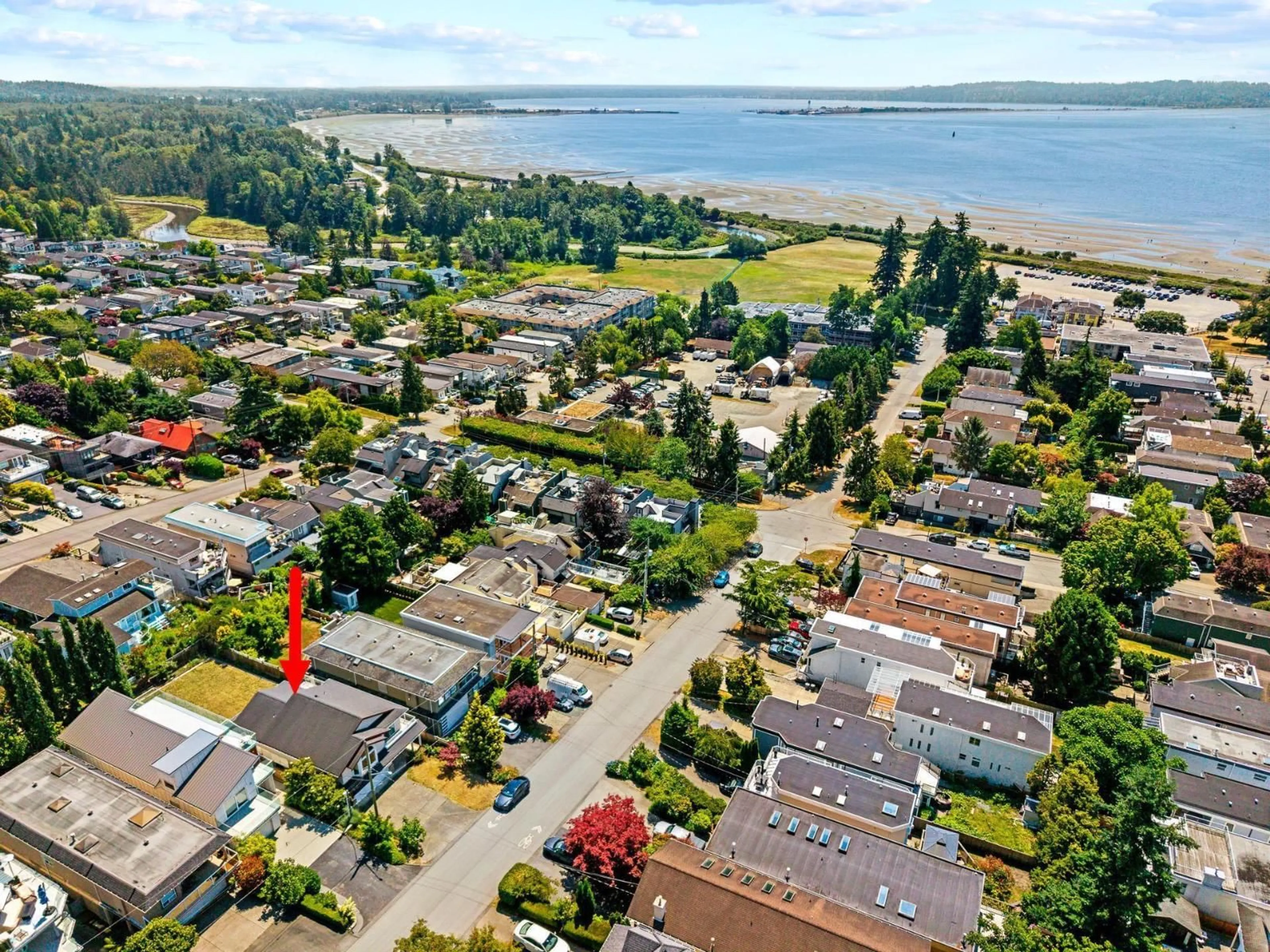 A pic from outside/outdoor area/front of a property/back of a property/a pic from drone, water/lake/river/ocean view for 952 KENT STREET, White Rock British Columbia V4B4T1