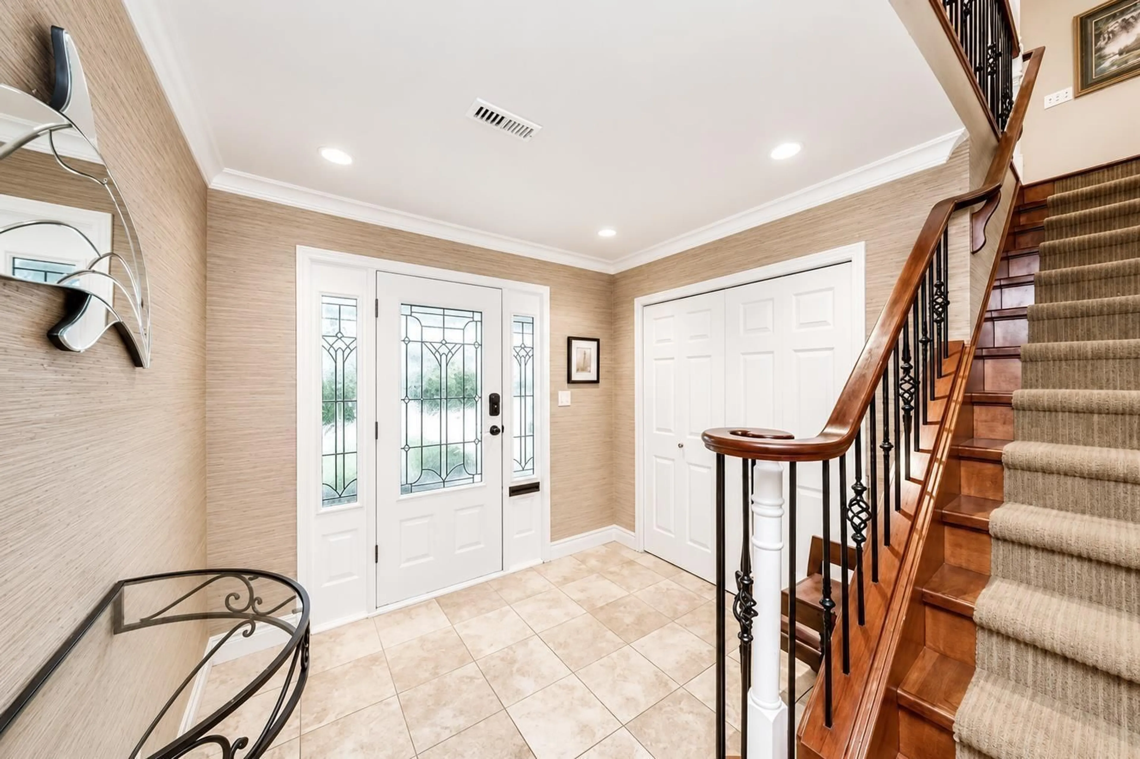 Indoor entryway for 952 KENT STREET, White Rock British Columbia V4B4T1