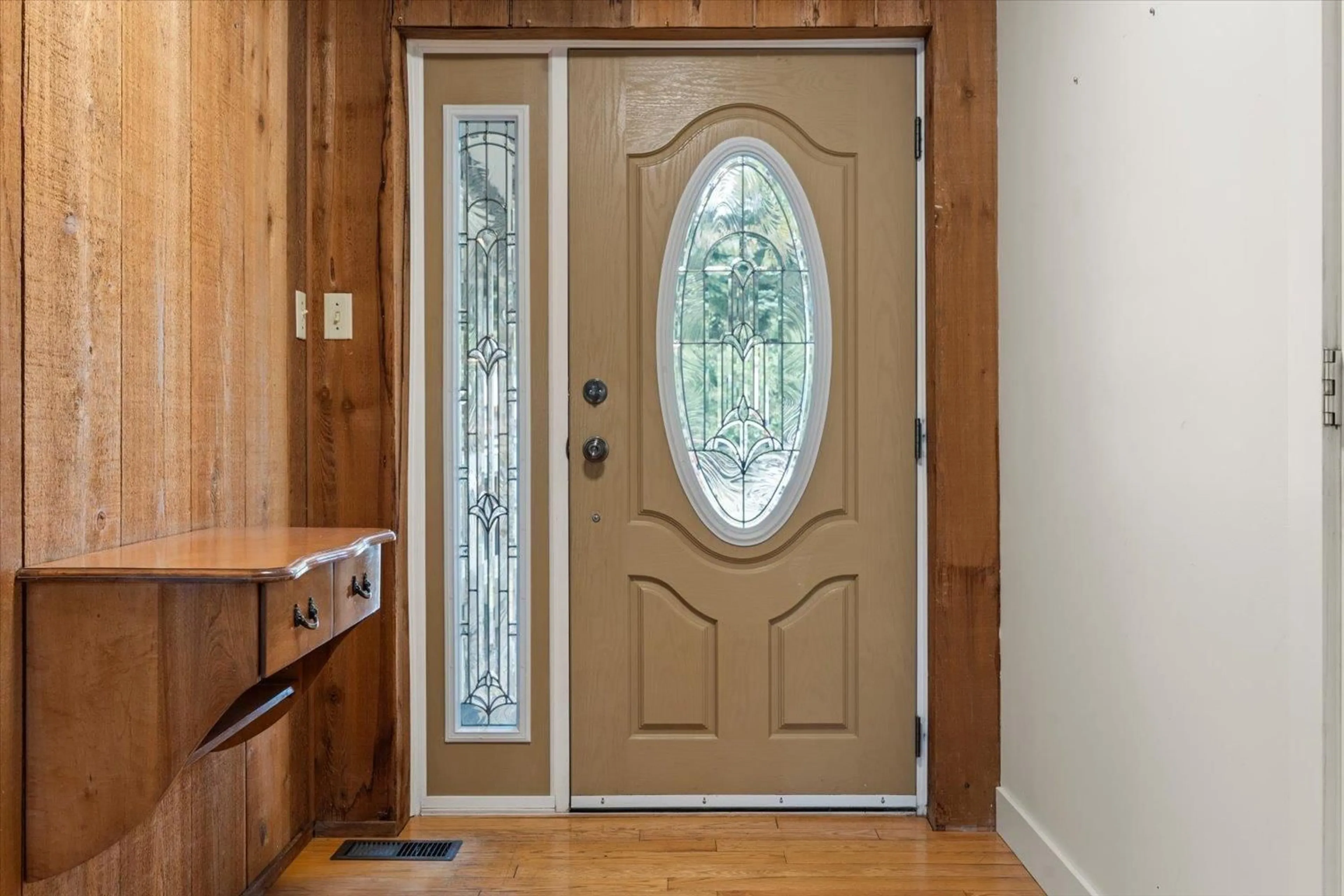 Indoor entryway for 45695 LAURA CRESCENT, Chilliwack British Columbia V2R3M7