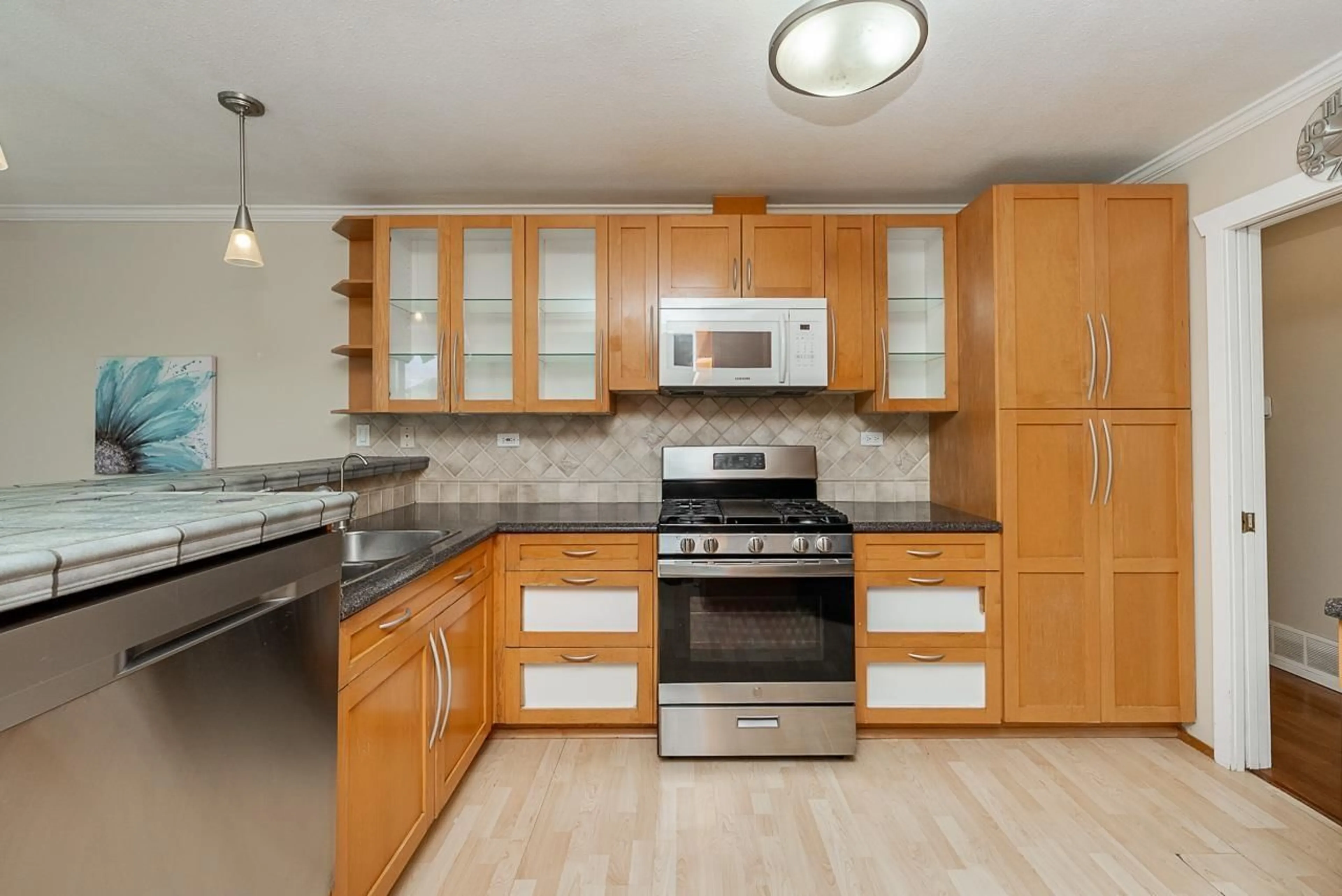Standard kitchen, unknown for 16143 9 AVENUE, Surrey British Columbia V4A8R4