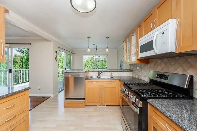 16143 9 AVENUE, Surrey 5