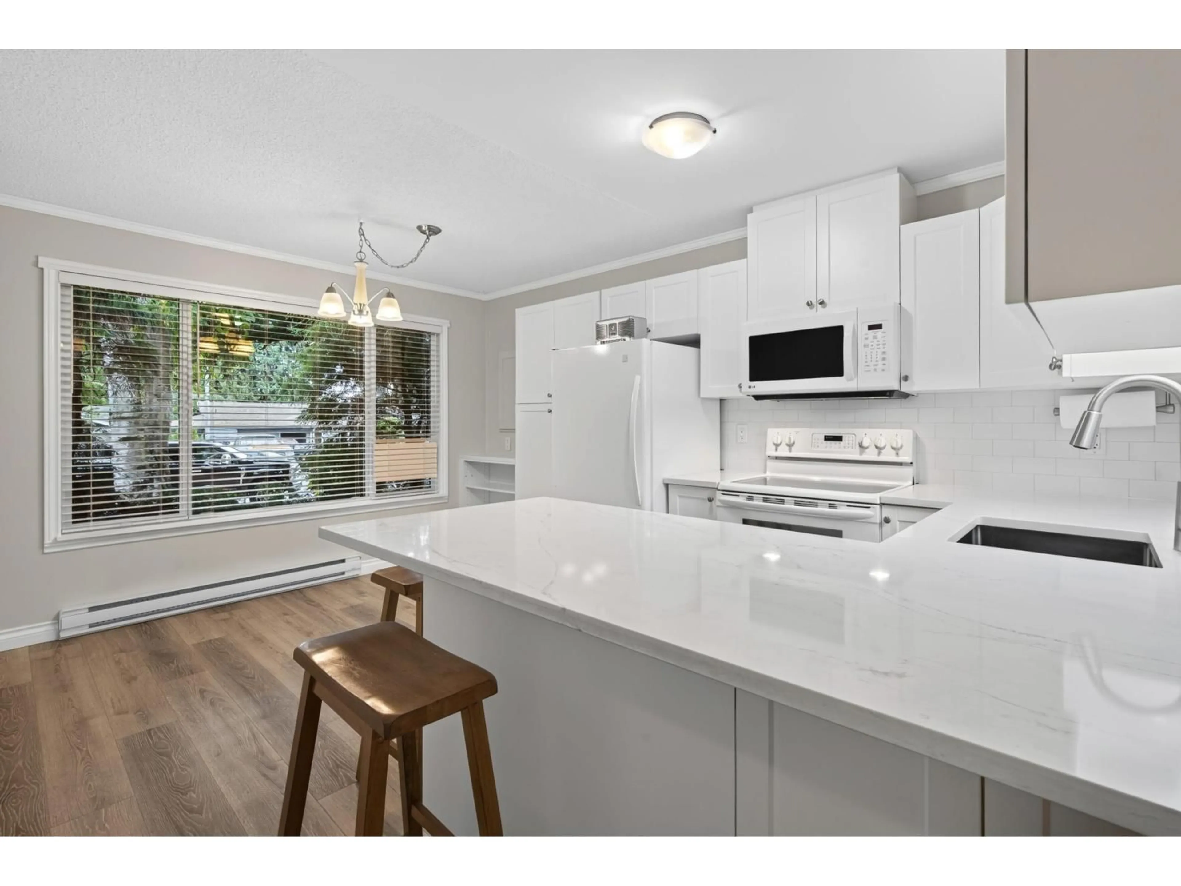 Open concept kitchen, unknown for 2743 SANDON DRIVE, Abbotsford British Columbia V2S7J3