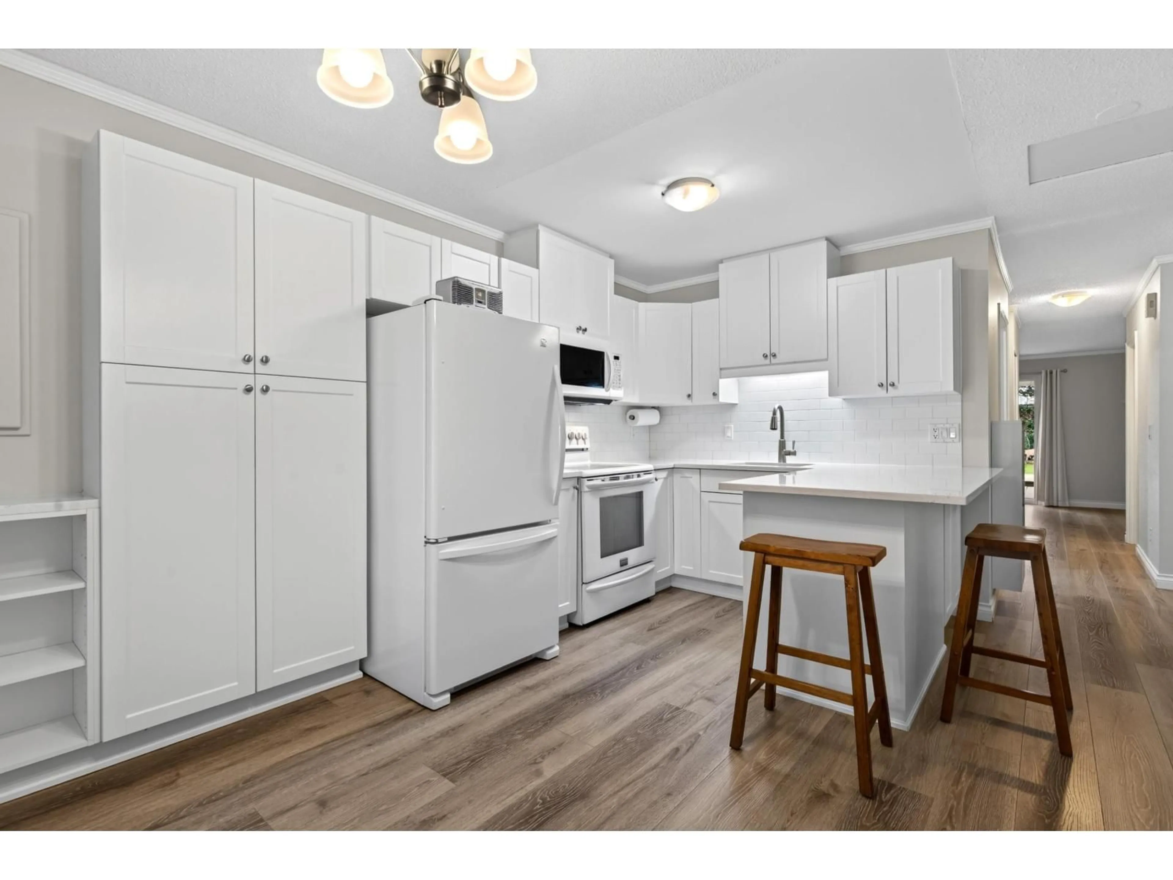 Standard kitchen, wood/laminate floor for 2743 SANDON DRIVE, Abbotsford British Columbia V2S7J3