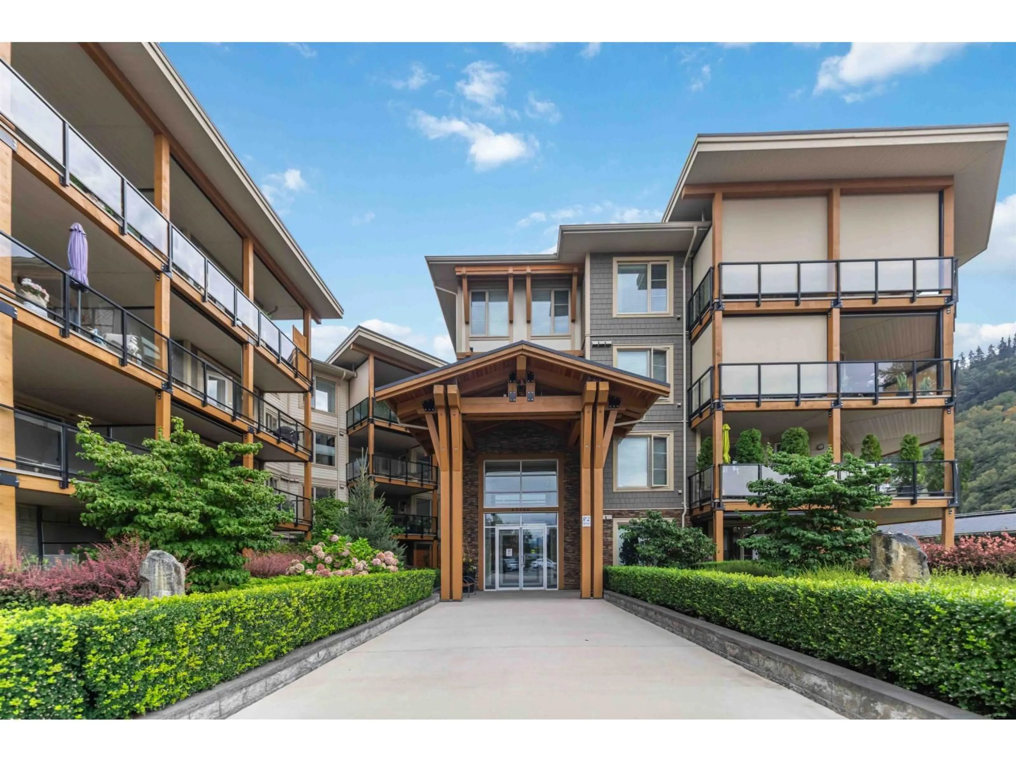 Indoor foyer for 105 - 45746 KEITH WILSON ROAD, Chilliwack British Columbia V2R1J9