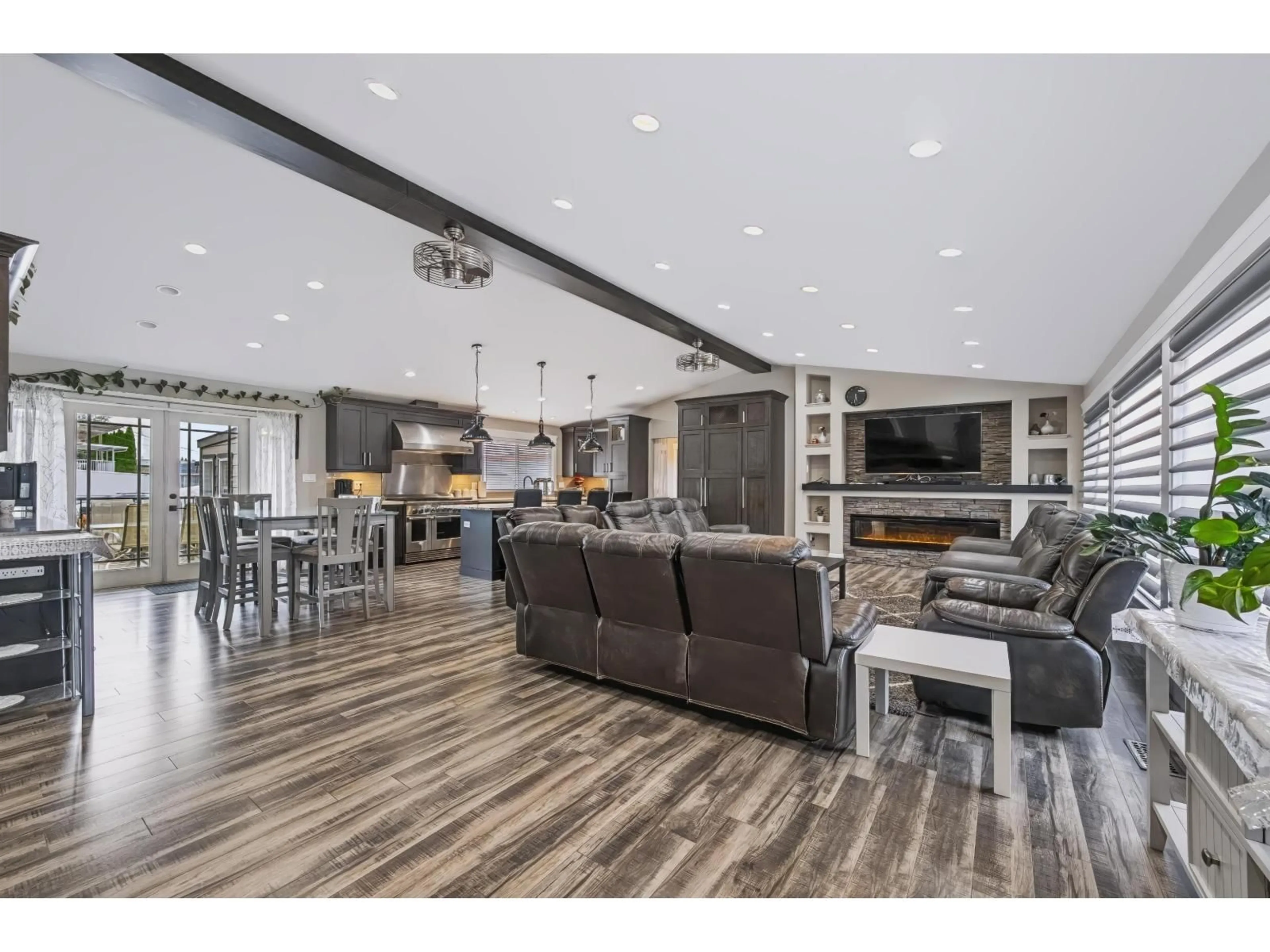 Open concept kitchen, wood/laminate floor for 2247 WINDSOR STREET, Abbotsford British Columbia V2T6L8