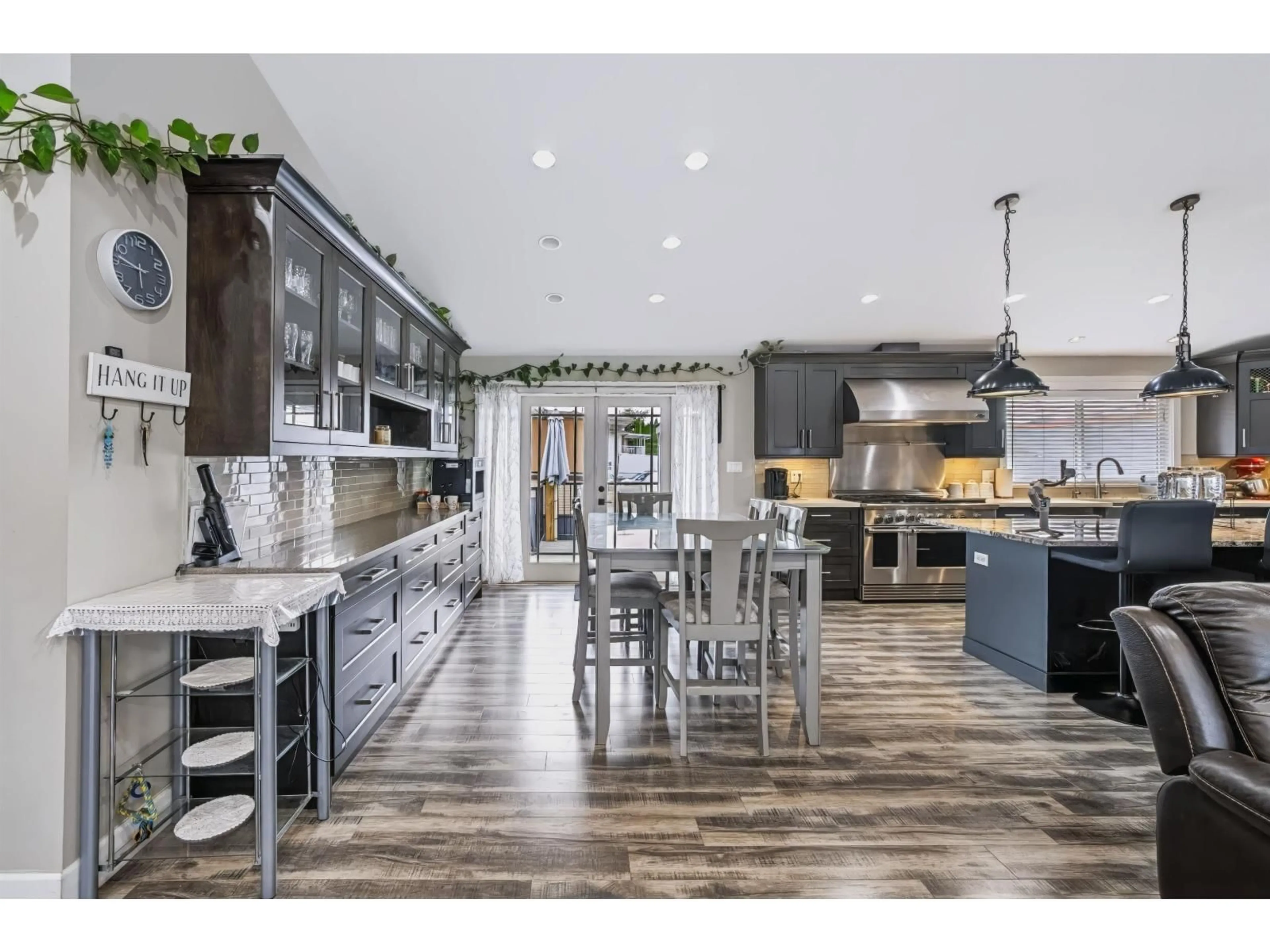 Open concept kitchen, ceramic/tile floor for 2247 WINDSOR STREET, Abbotsford British Columbia V2T6L8