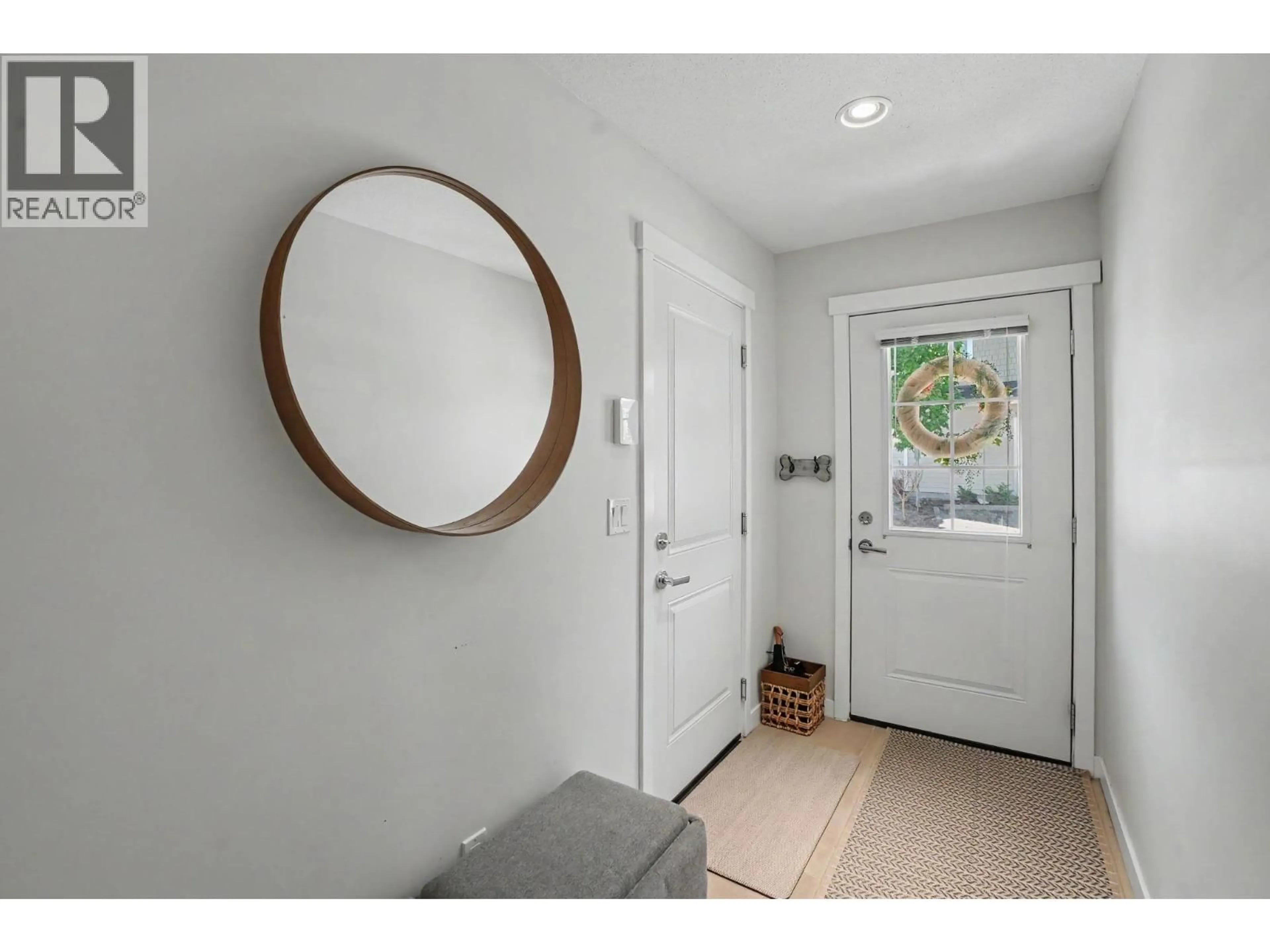 Indoor entryway for 17 - 5551 ADMIRAL WAY, Delta British Columbia V4K0C9