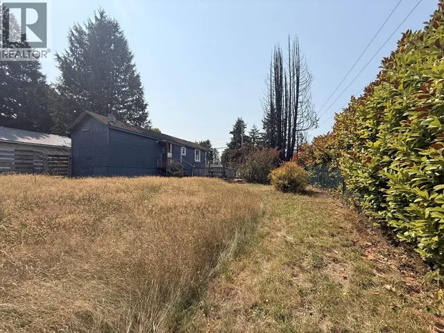 5694 WHARF AVENUE, Sechelt 3