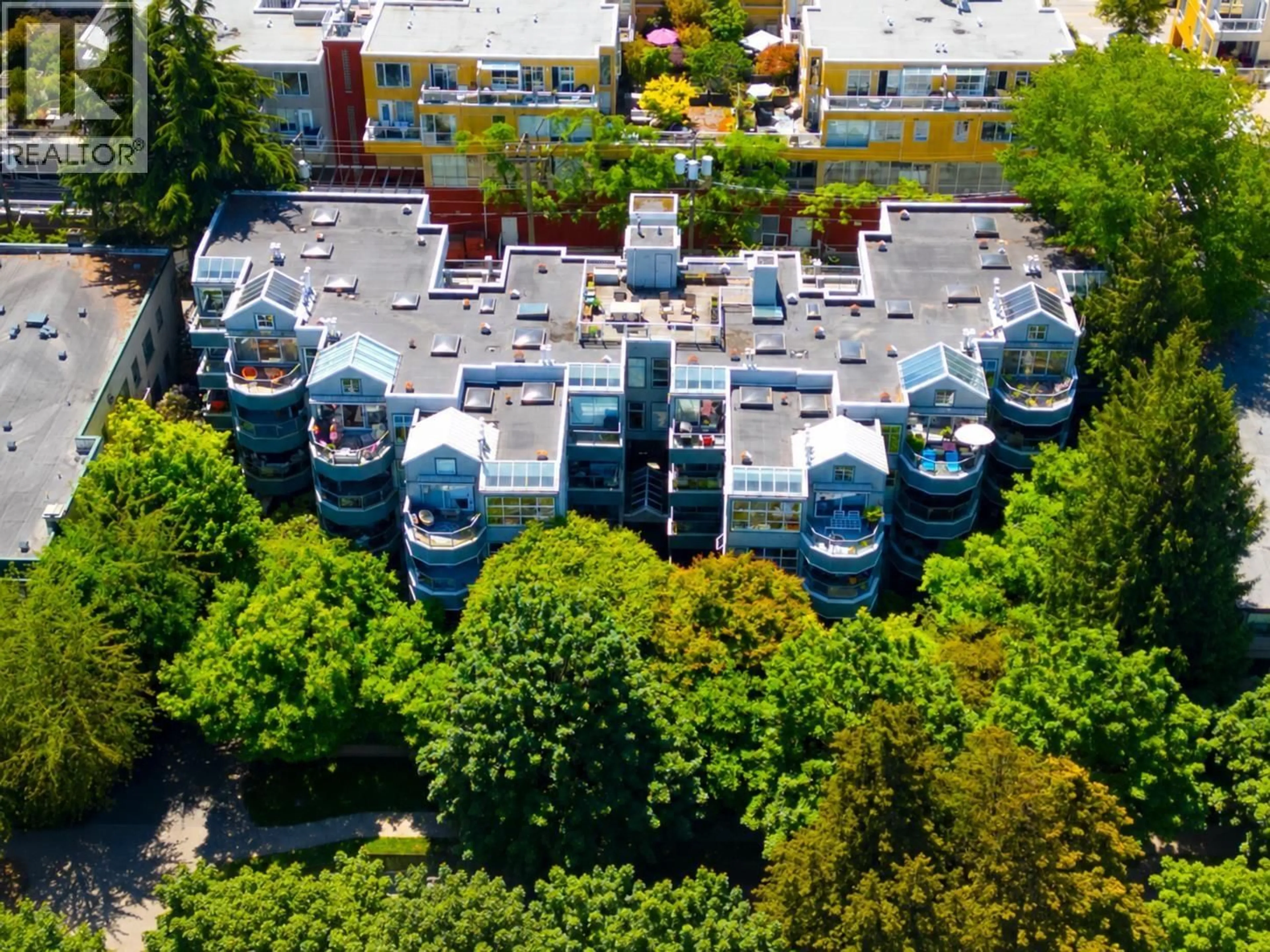 A pic from outside/outdoor area/front of a property/back of a property/a pic from drone, city buildings view from balcony for 301 - 2250 3RD AVENUE, Vancouver British Columbia V6K1L4