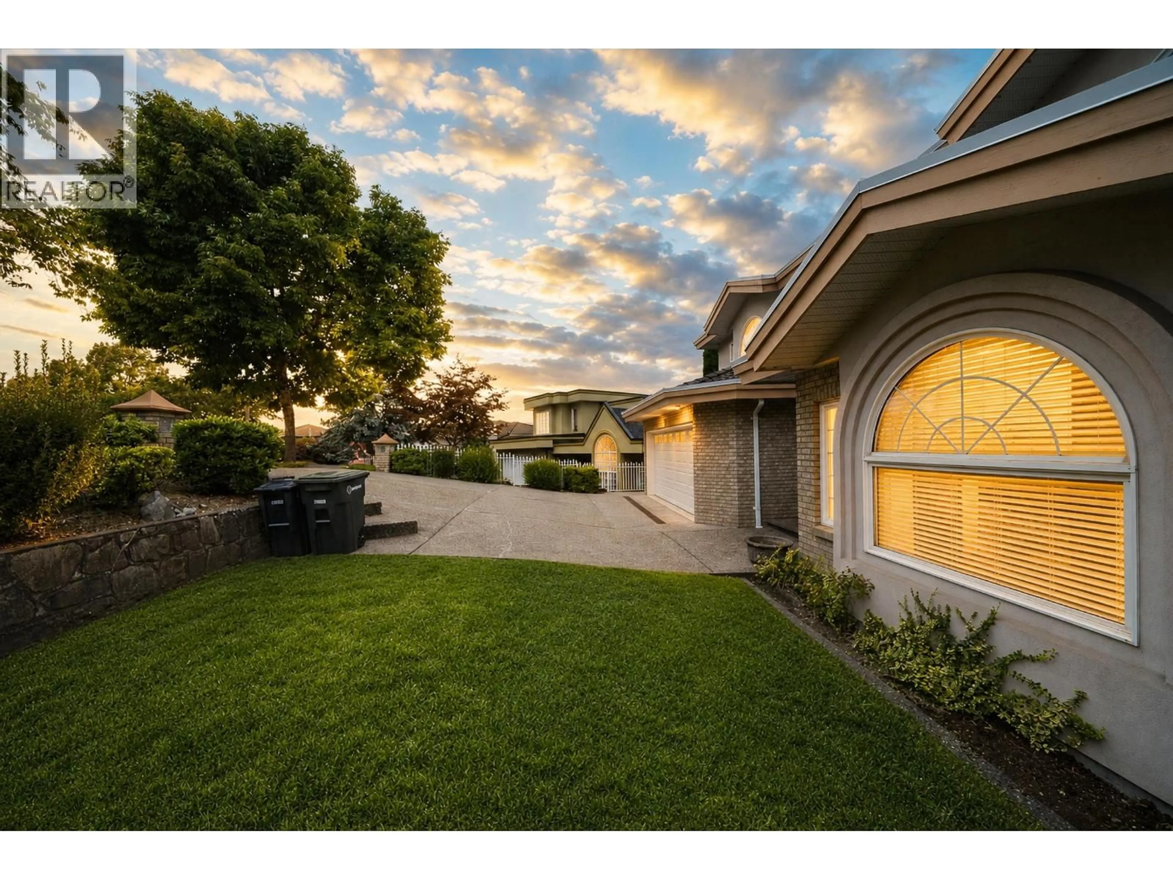 A pic from outside/outdoor area/front of a property/back of a property/a pic from drone, street for 7586 SEQUOIA ROAD, Burnaby British Columbia V3N4W9