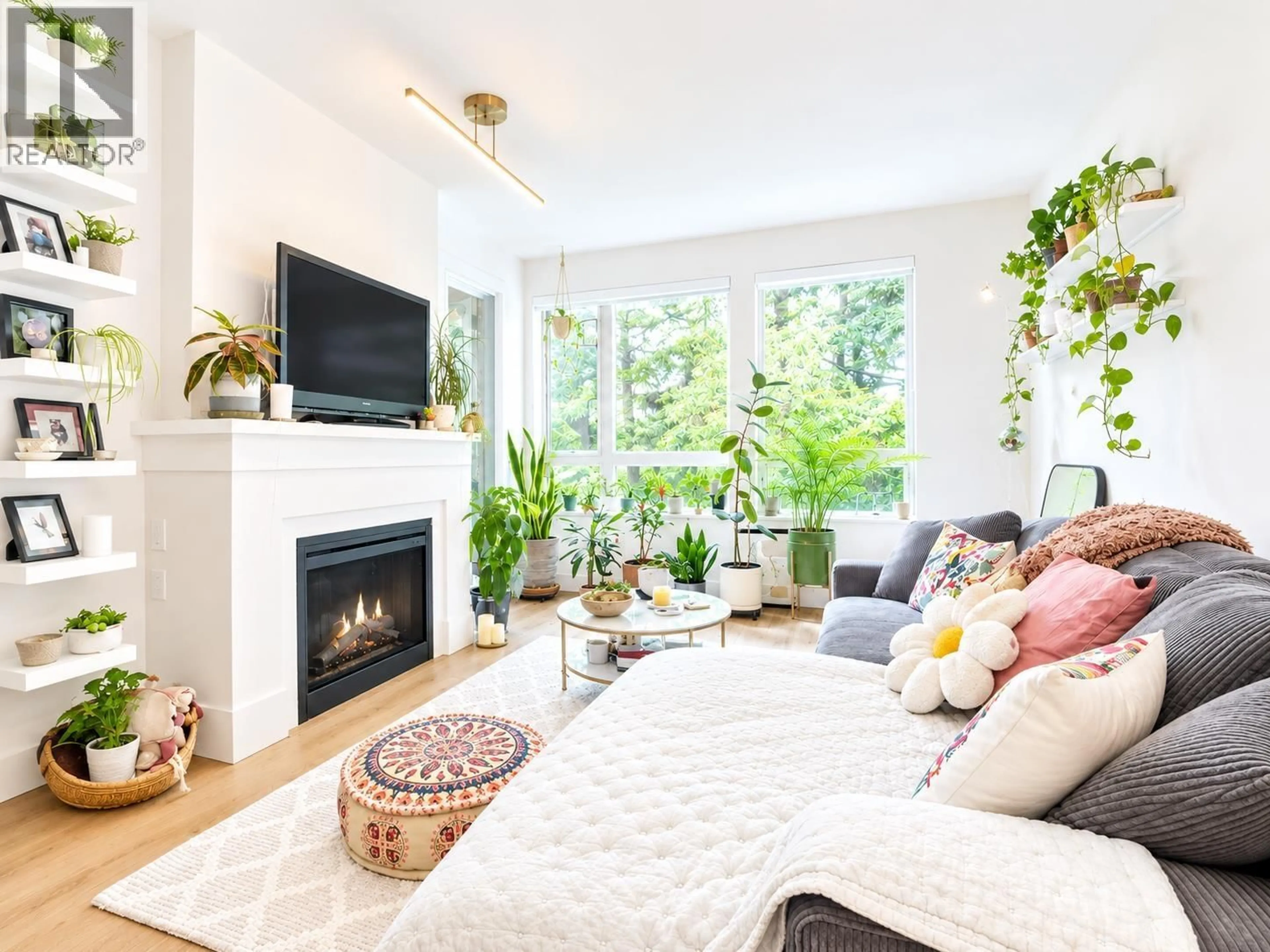 Living room with furniture, unknown for 318 - 1111 27TH STREET, North Vancouver British Columbia V7J1S3