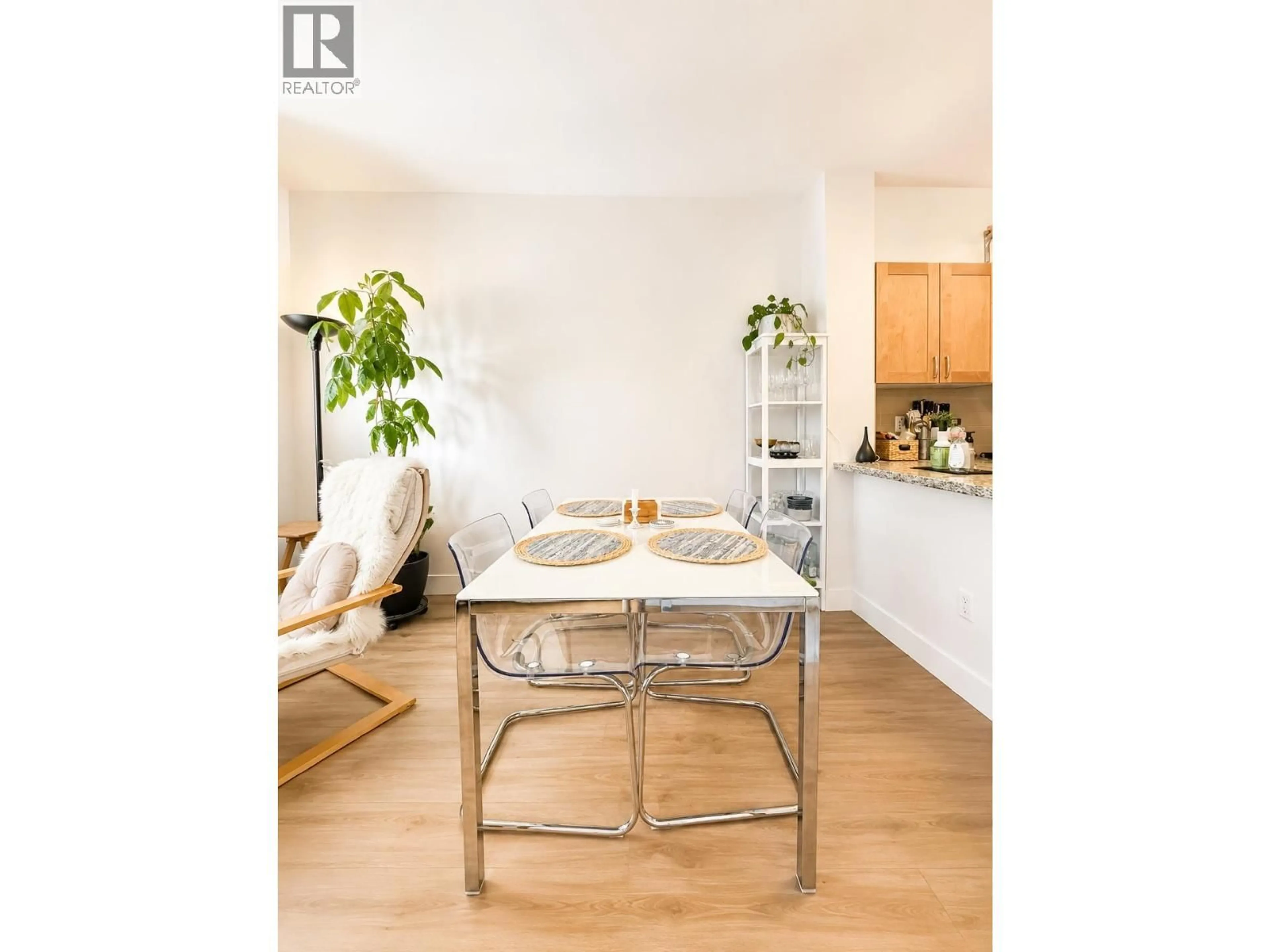 Open concept kitchen, wood/laminate floor for 318 - 1111 27TH STREET, North Vancouver British Columbia V7J1S3