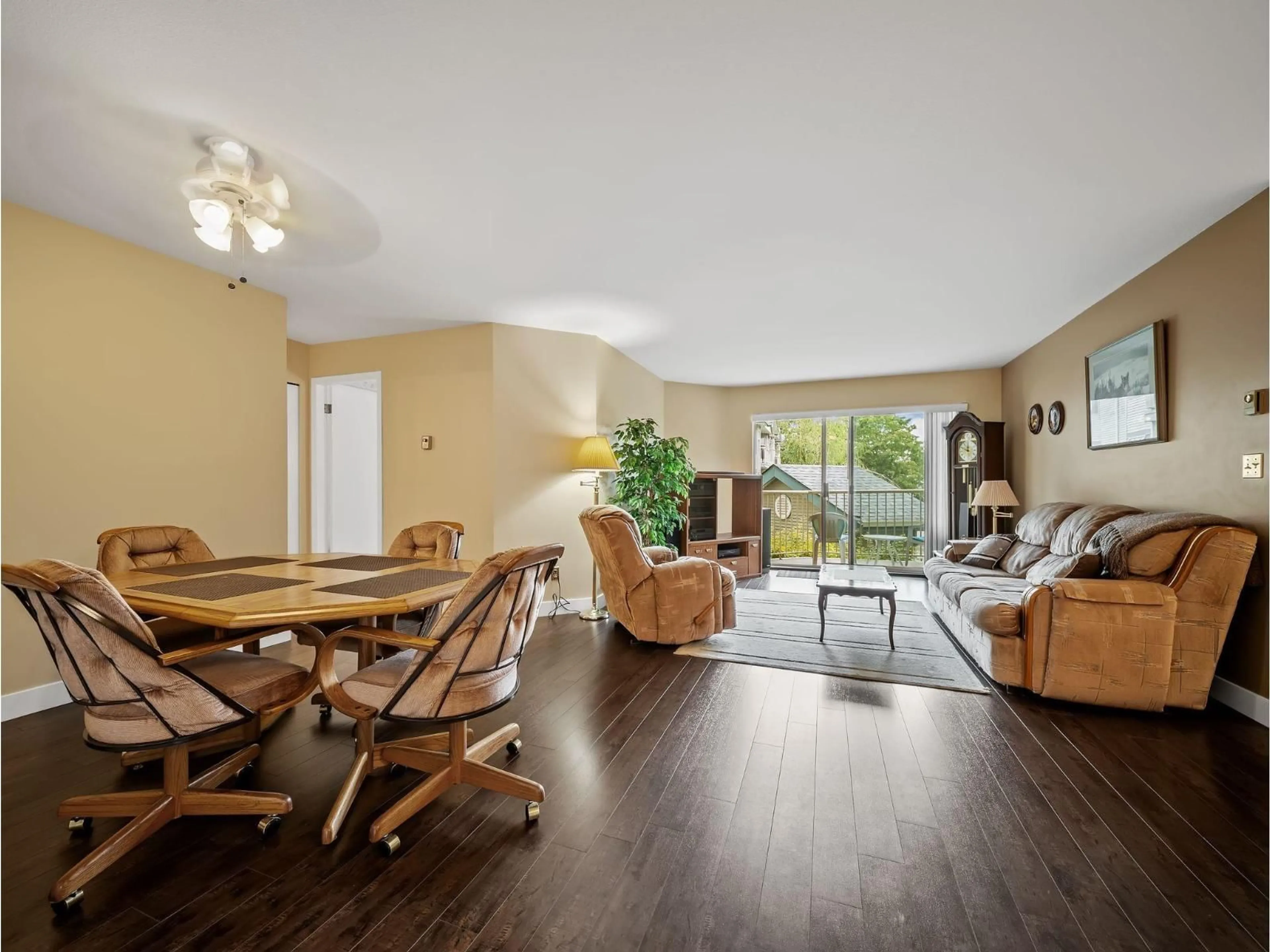 Living room with furniture, wood/laminate floor for 201 - 10743 139TH STREET, Surrey British Columbia V3T4L8