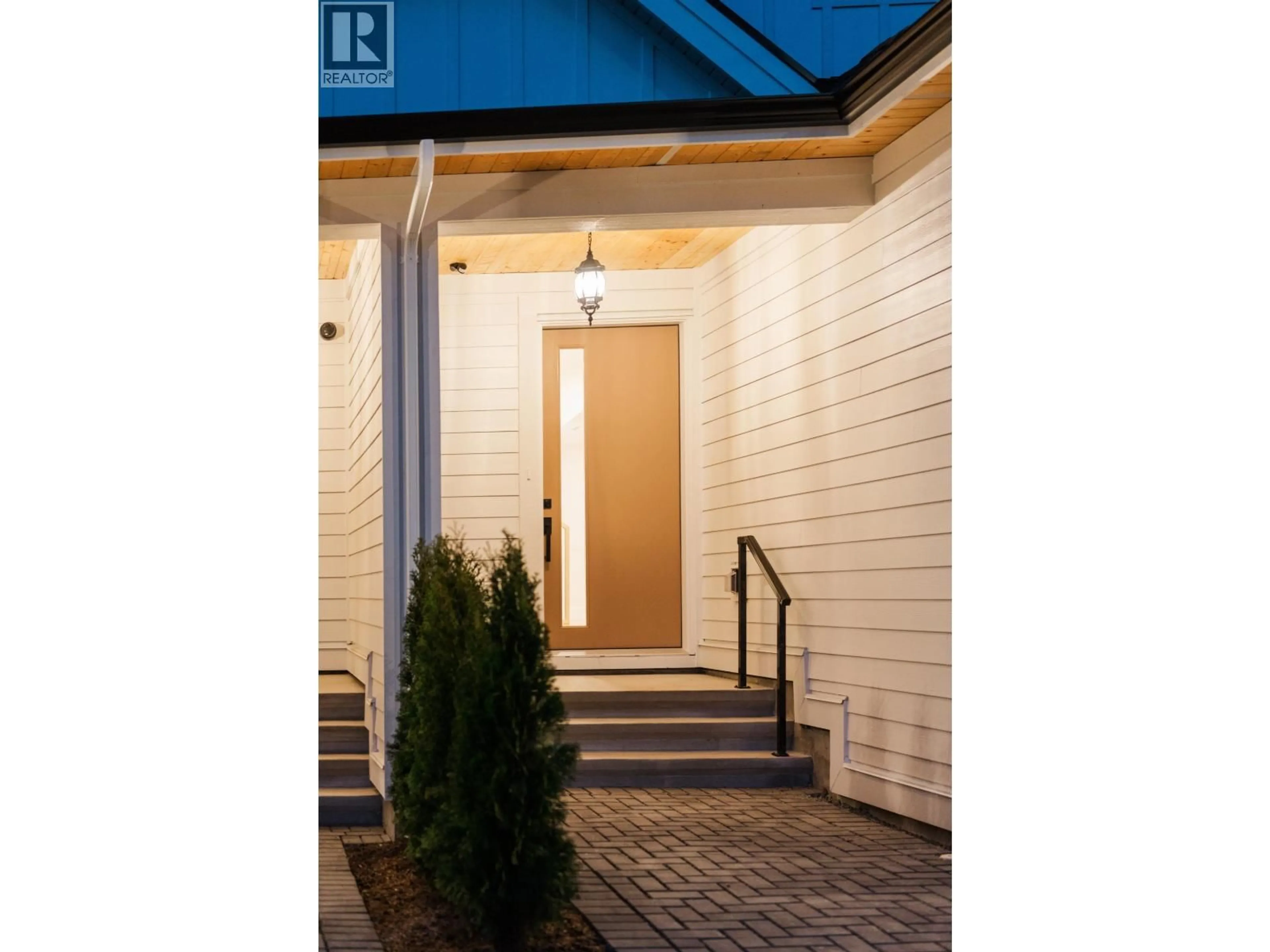 Indoor entryway for 2 - 12050 YORK STREET, Maple Ridge British Columbia V2X5R9