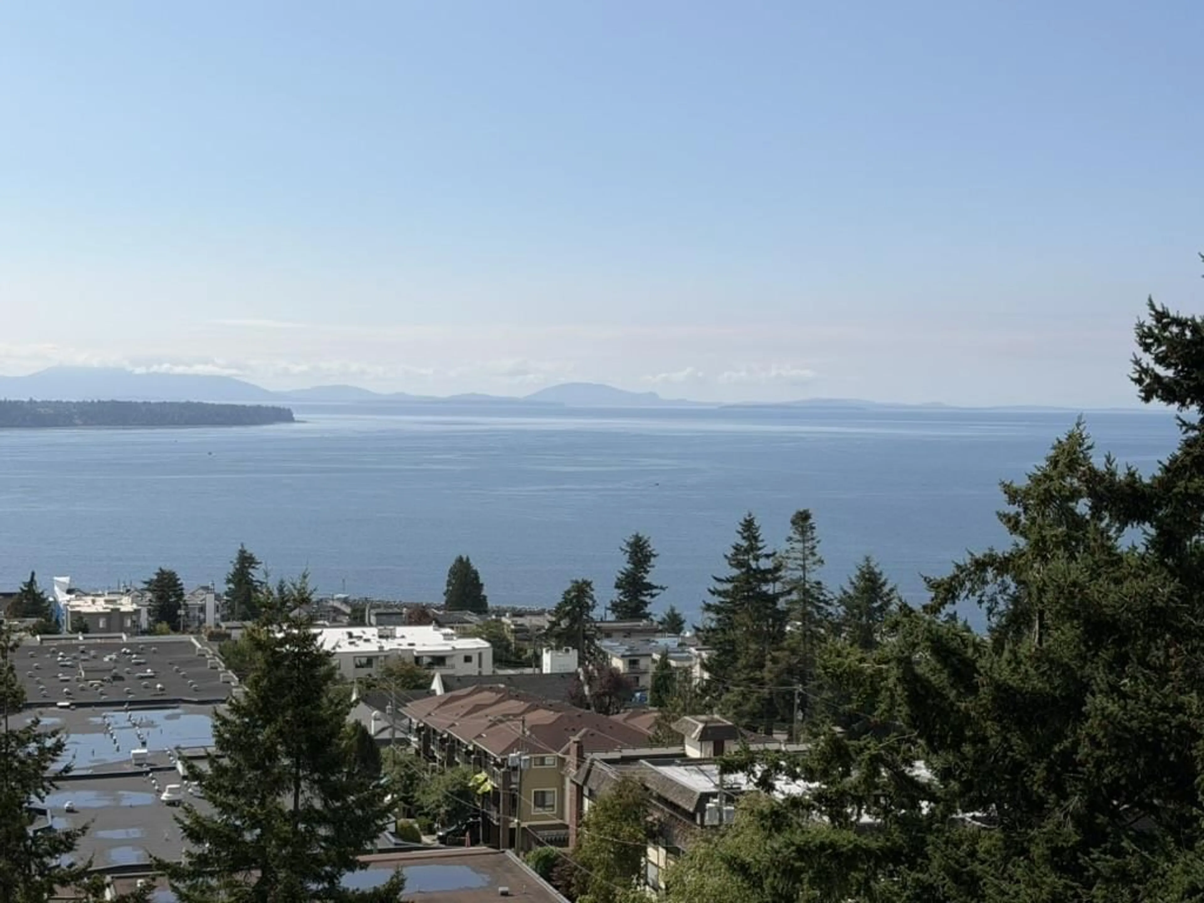 A pic from outside/outdoor area/front of a property/back of a property/a pic from drone, water/lake/river/ocean view for 902 - 15165 THRIFT AVENUE, White Rock British Columbia V4B0C1