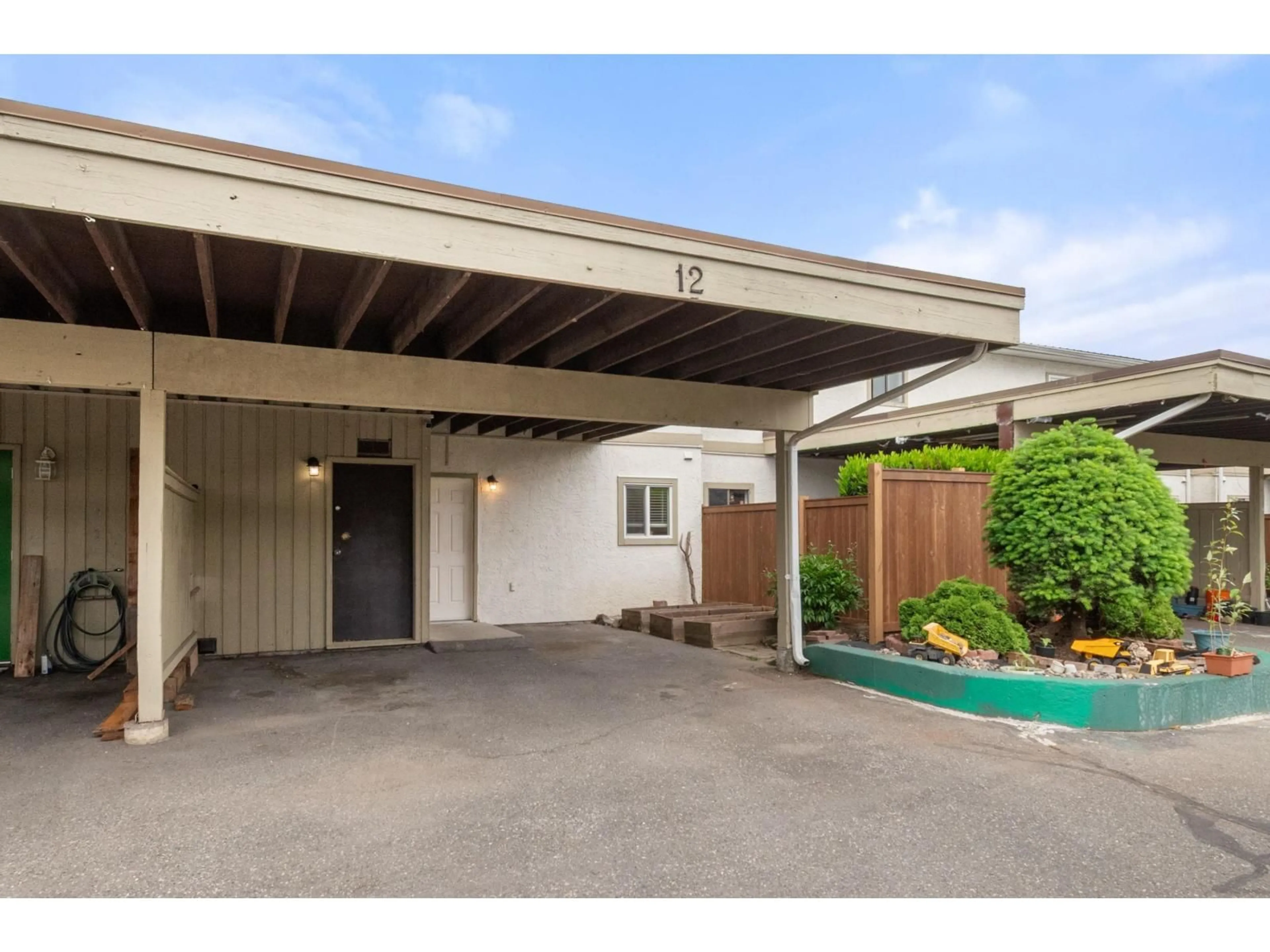 Indoor garage for 12 - 9473 HAZEL STREET, Chilliwack British Columbia V2P5M9