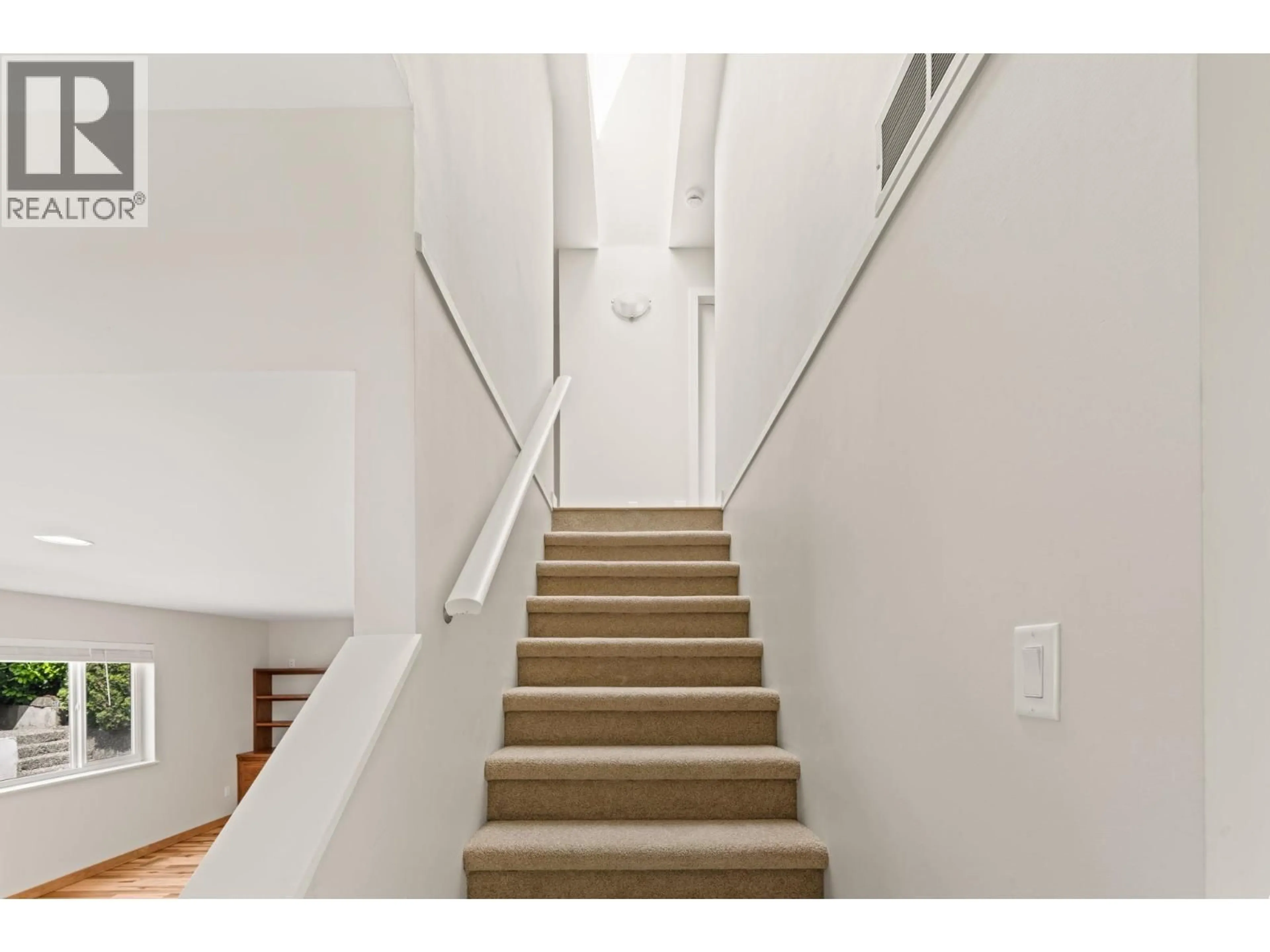 Stairs for 218 MUNDY STREET, Coquitlam British Columbia V3K5M3