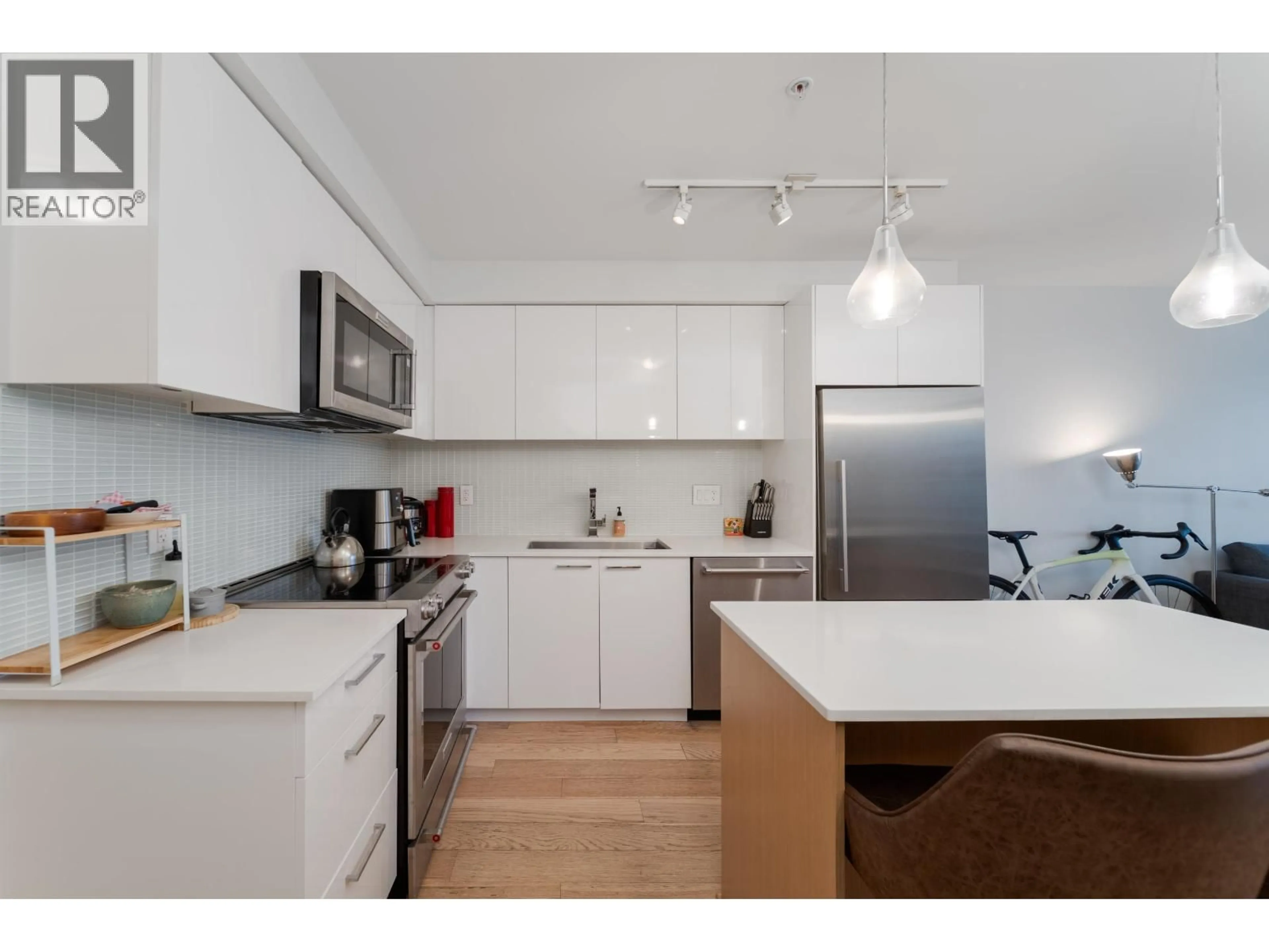 Standard kitchen, wood/laminate floor for 403 - 233 KINGSWAY, Vancouver British Columbia V5T3J5