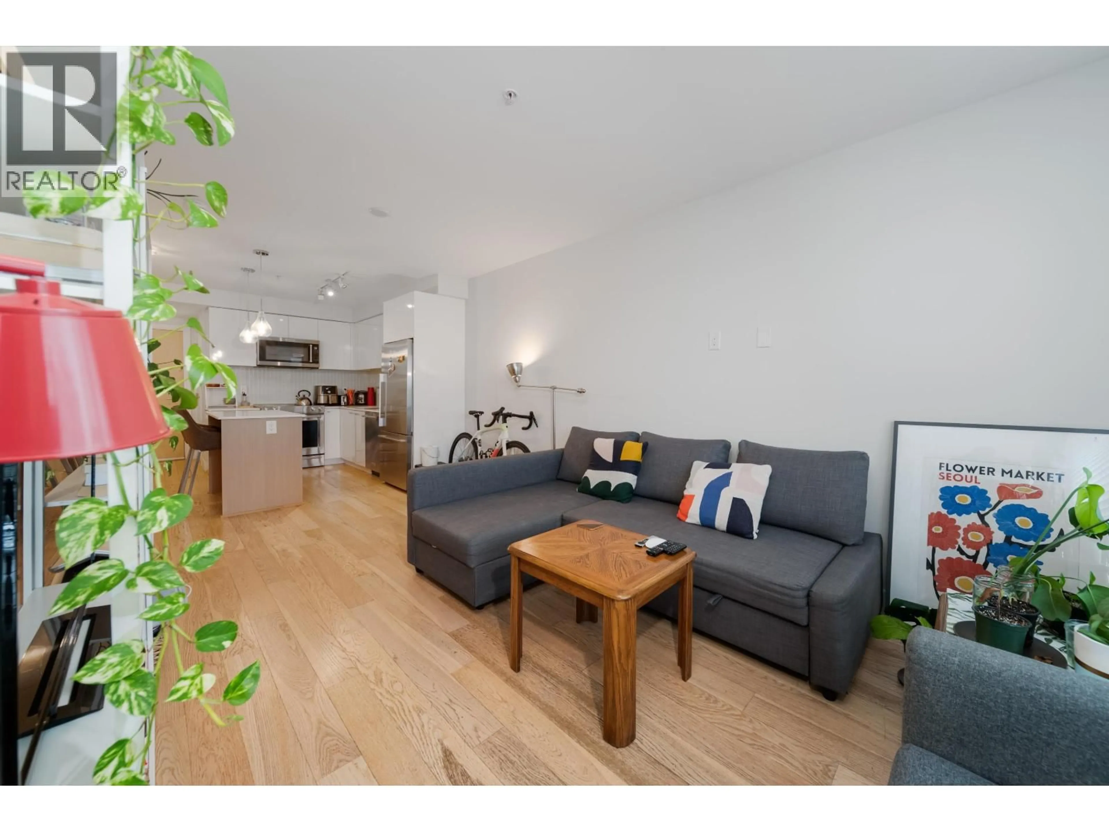 Living room with furniture, wood/laminate floor for 403 - 233 KINGSWAY, Vancouver British Columbia V5T3J5