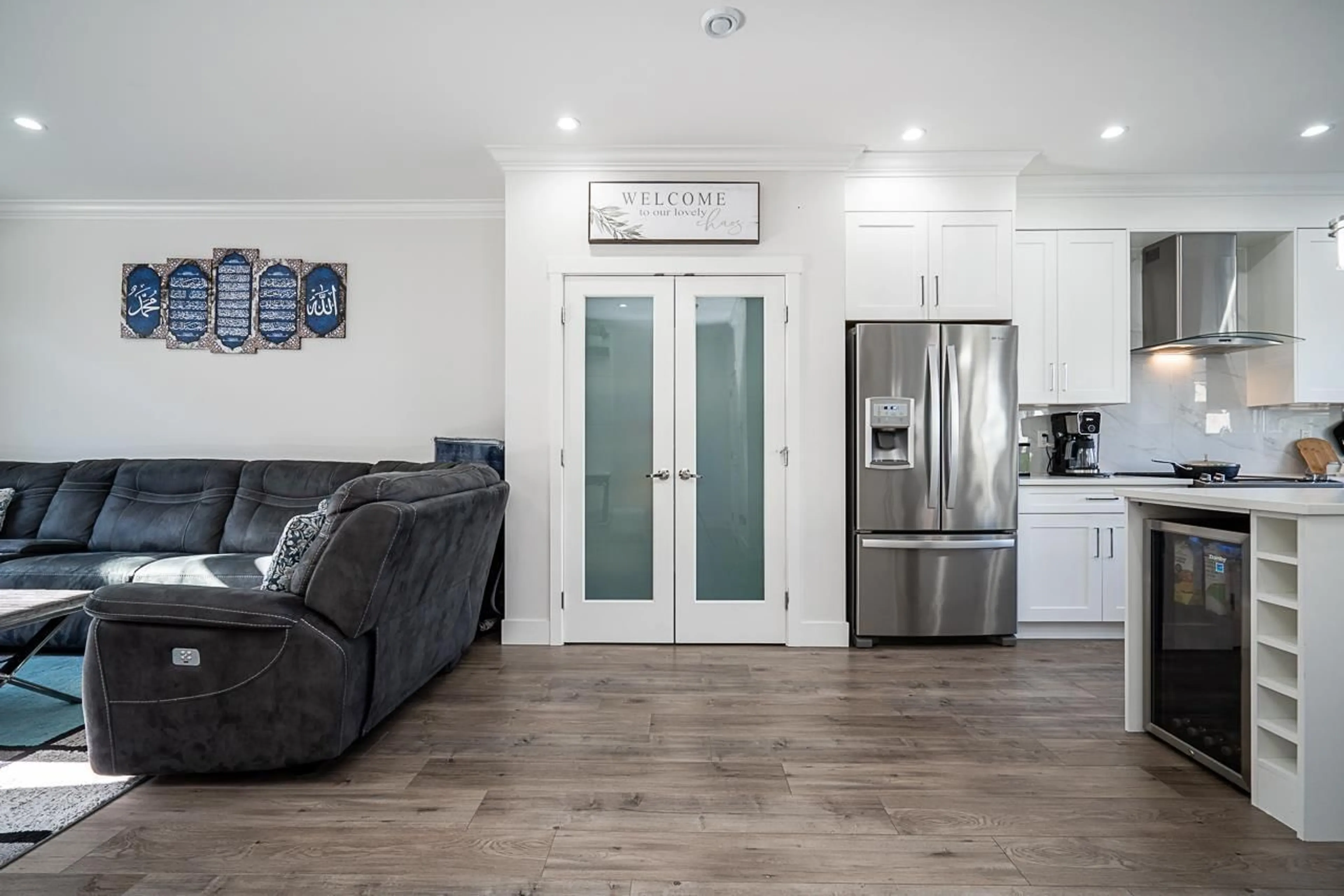 Open concept kitchen, wood/laminate floor for 27 - 13898 64 AVENUE, Surrey British Columbia V3W1L6