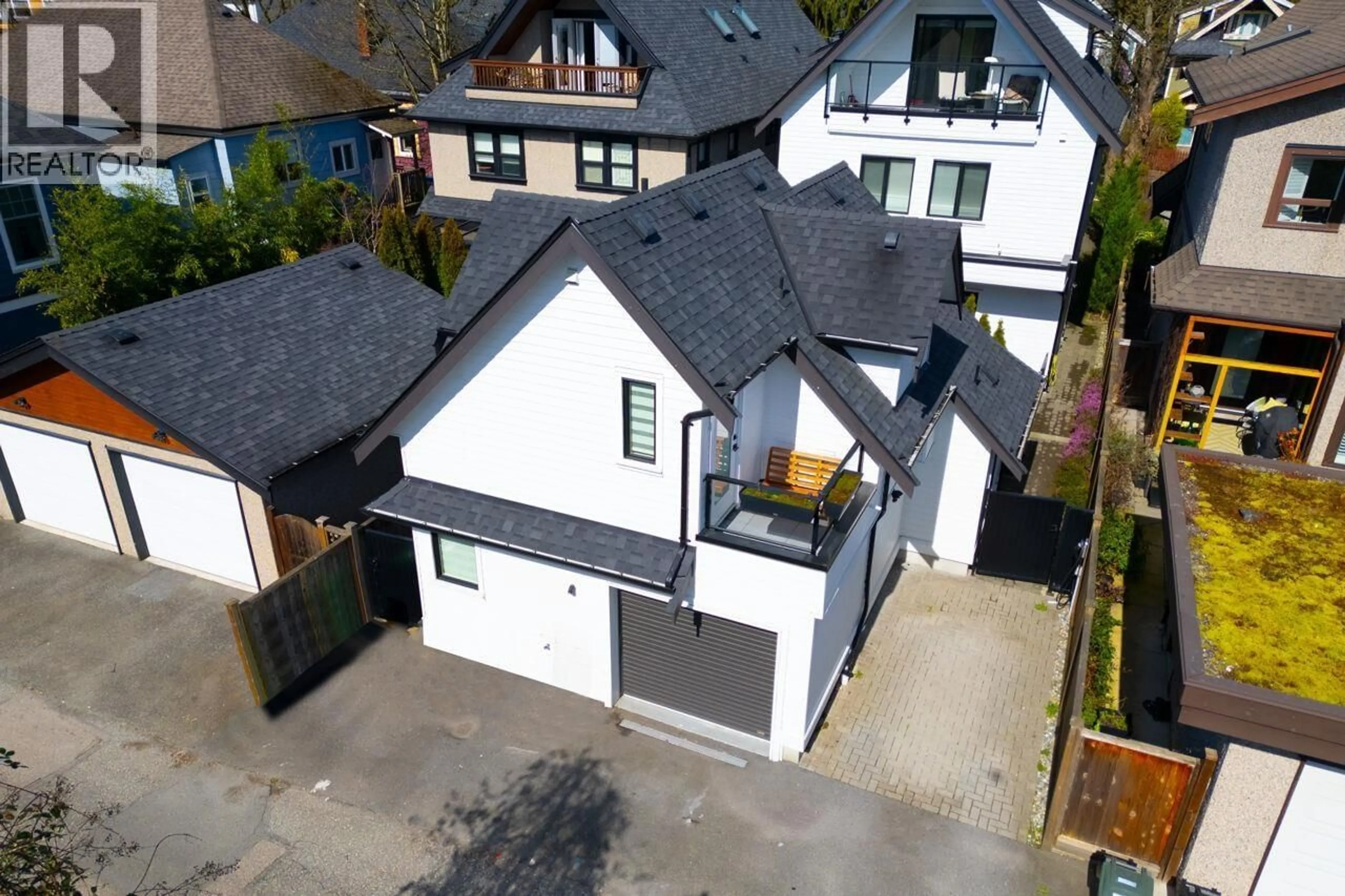 A pic from outside/outdoor area/front of a property/back of a property/a pic from drone, street for 1026 13TH AVENUE, Vancouver British Columbia V5T2L8