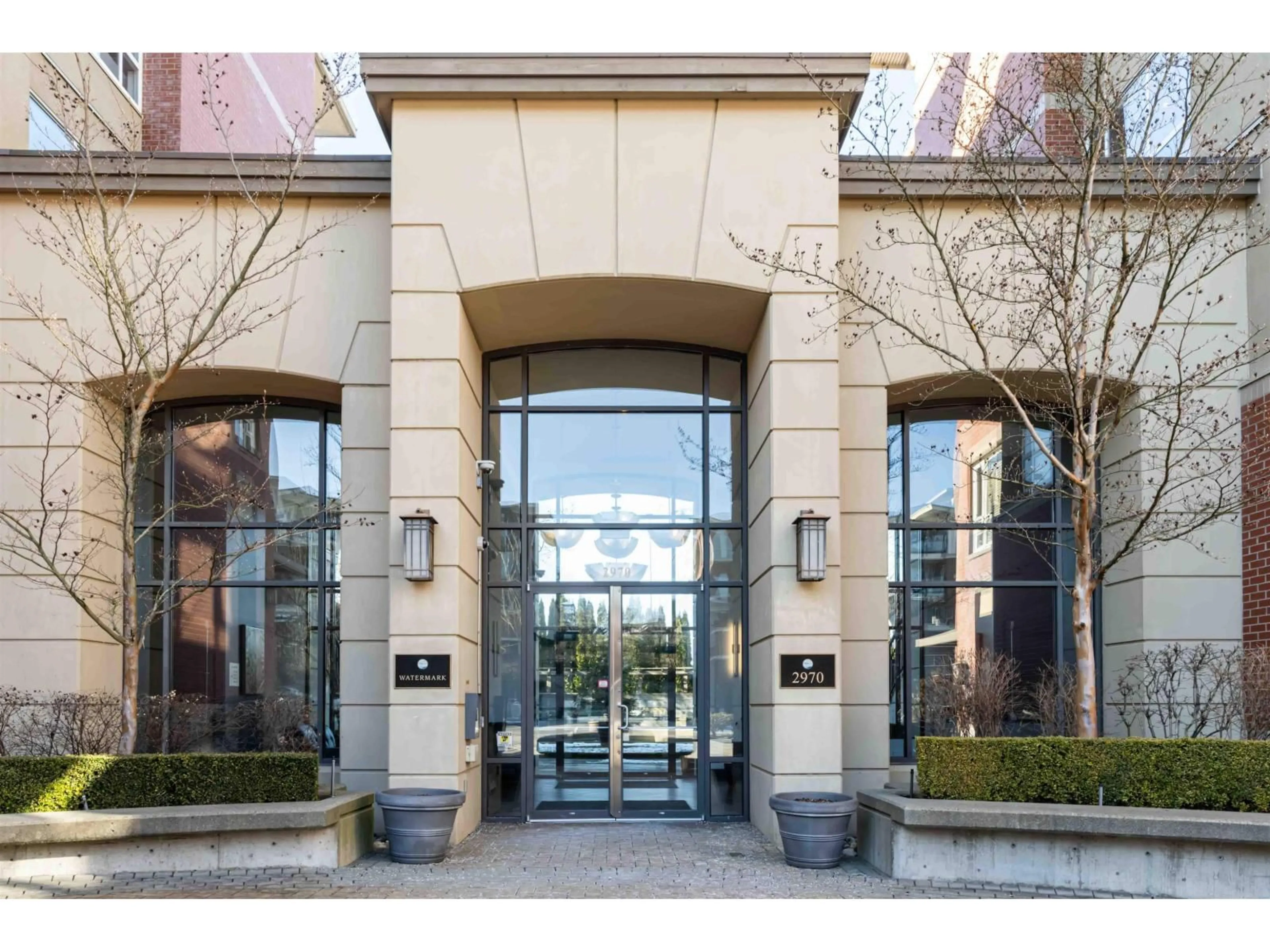 Indoor foyer for 421 - 2970 KING GEORGE BOULEVARD, Surrey British Columbia V4P0E6
