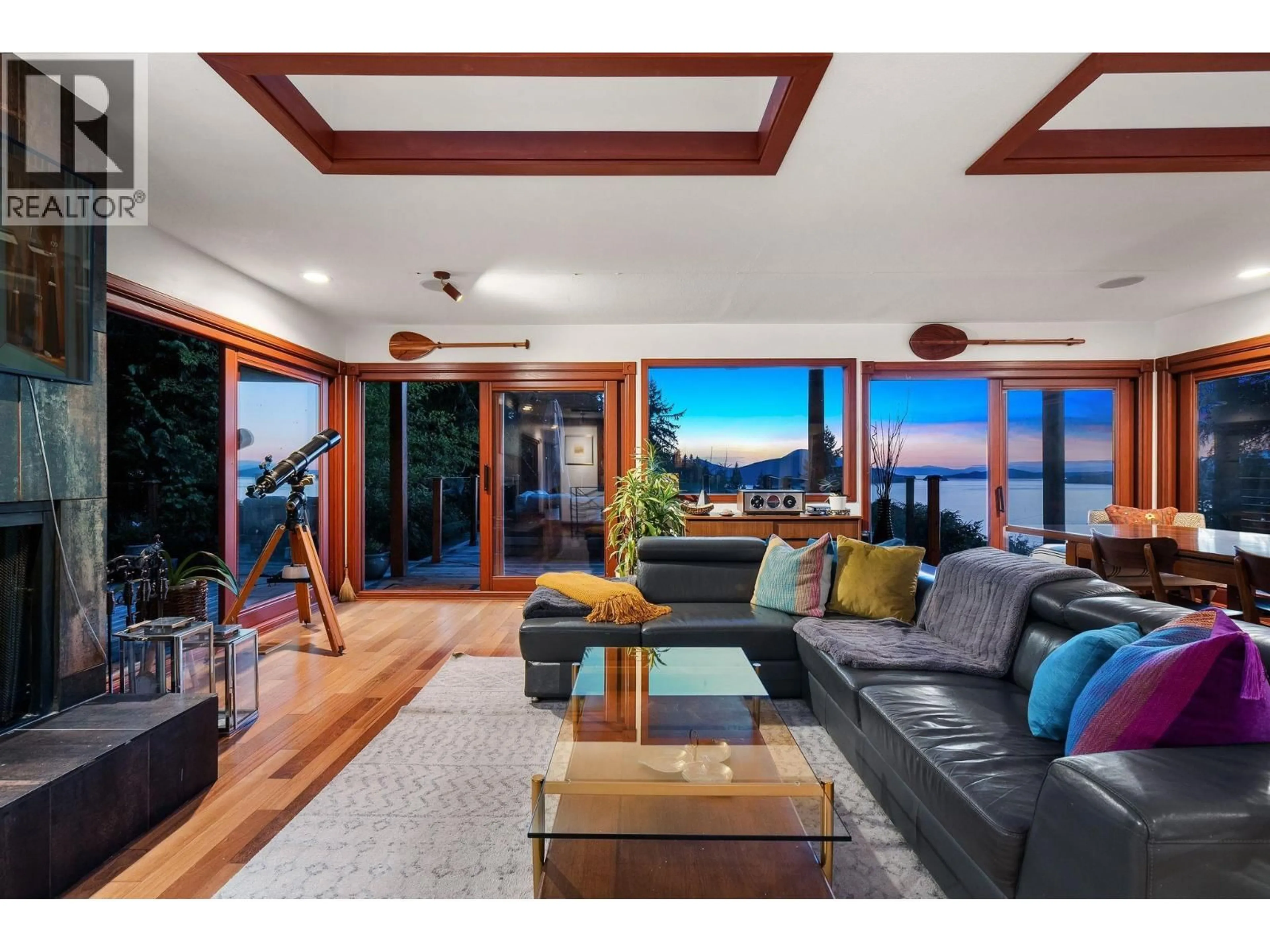 Living room with furniture, wood/laminate floor for 505 UPPER BAYVIEW ROAD, Lions Bay British Columbia V0N2E0