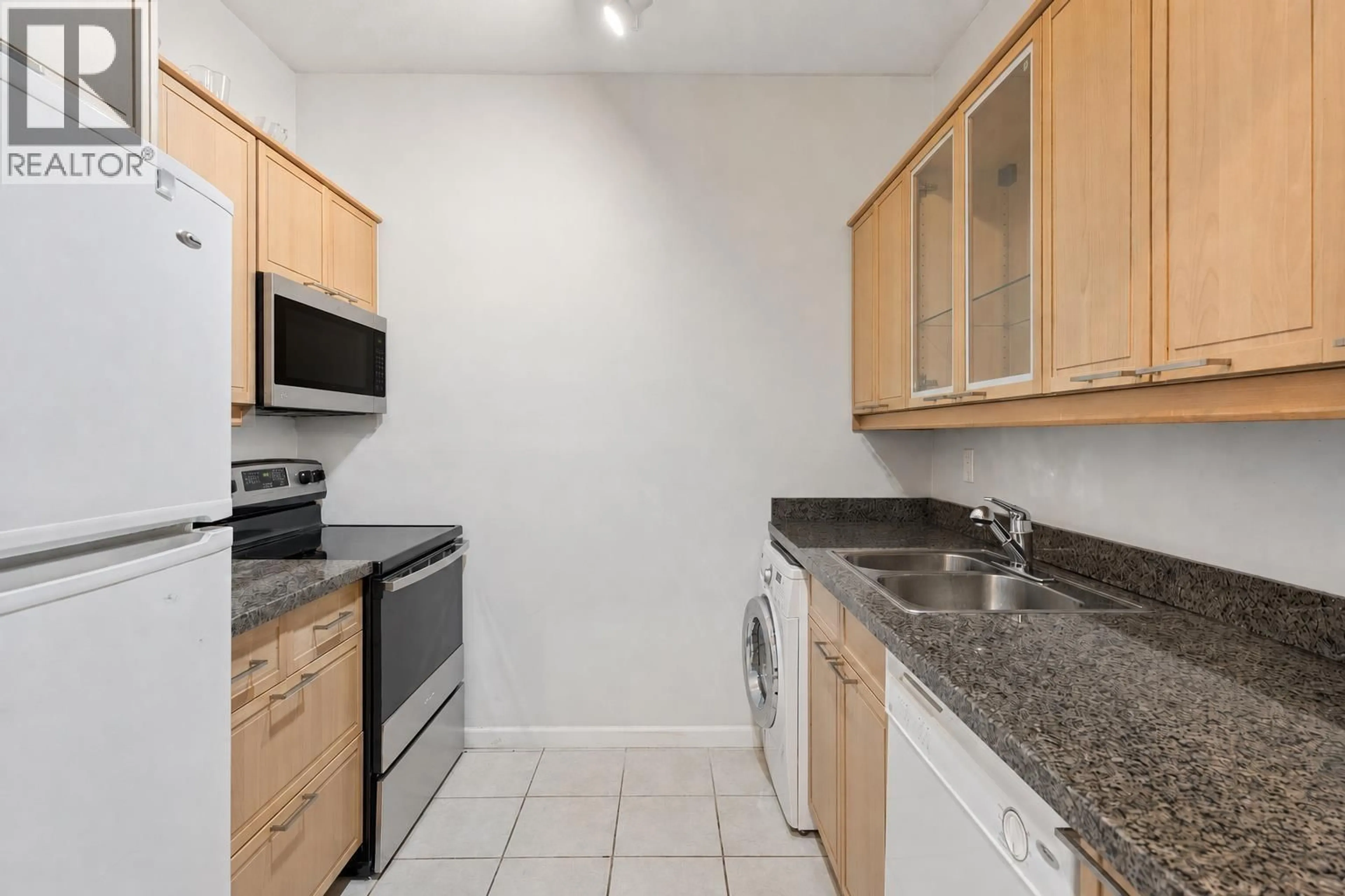 Standard kitchen, unknown for 304 - 827 16TH STREET, North Vancouver British Columbia V7P1R2