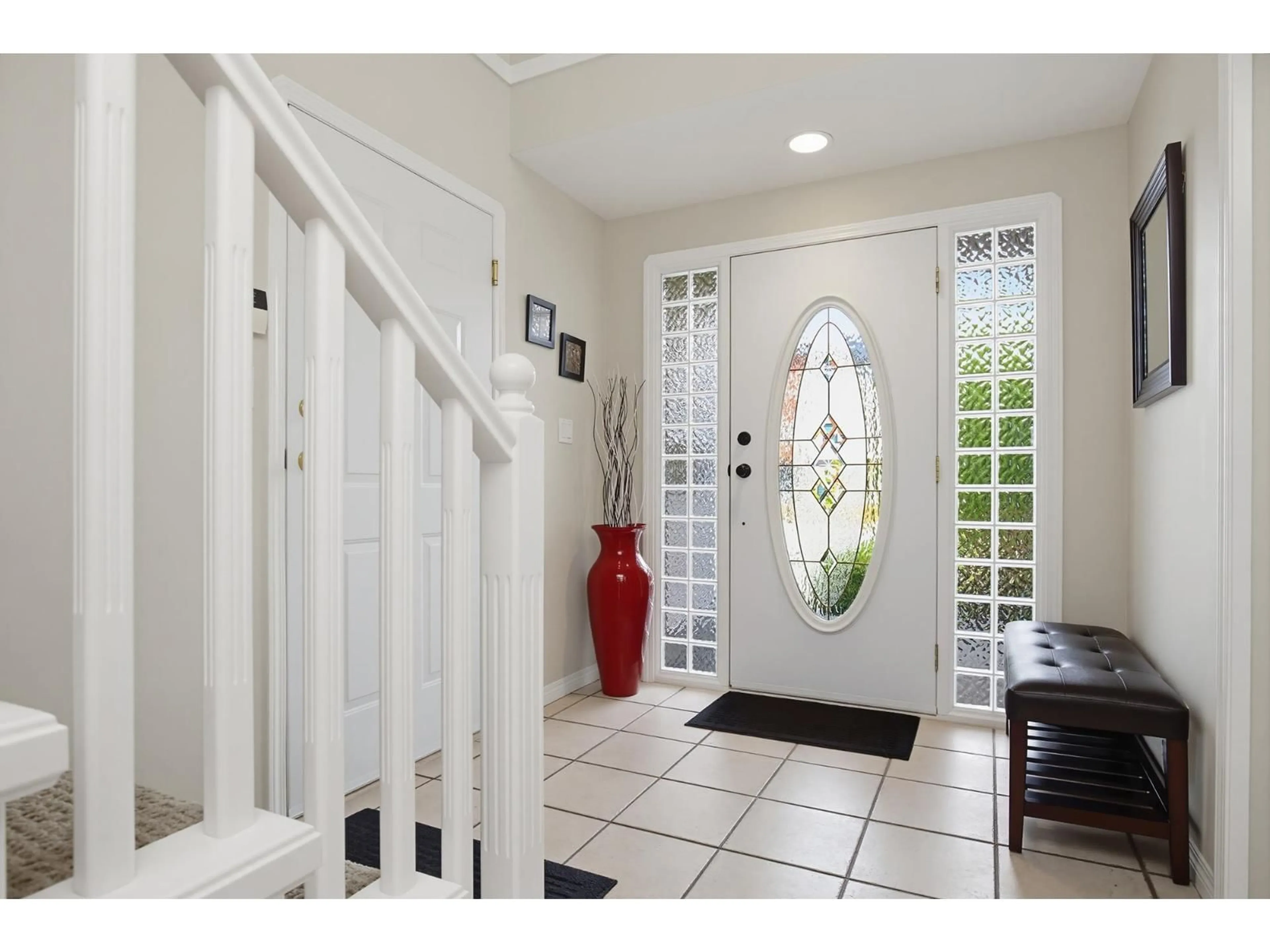 Indoor entryway for 33134 CHERRY AVENUE, Mission British Columbia V2V2V2