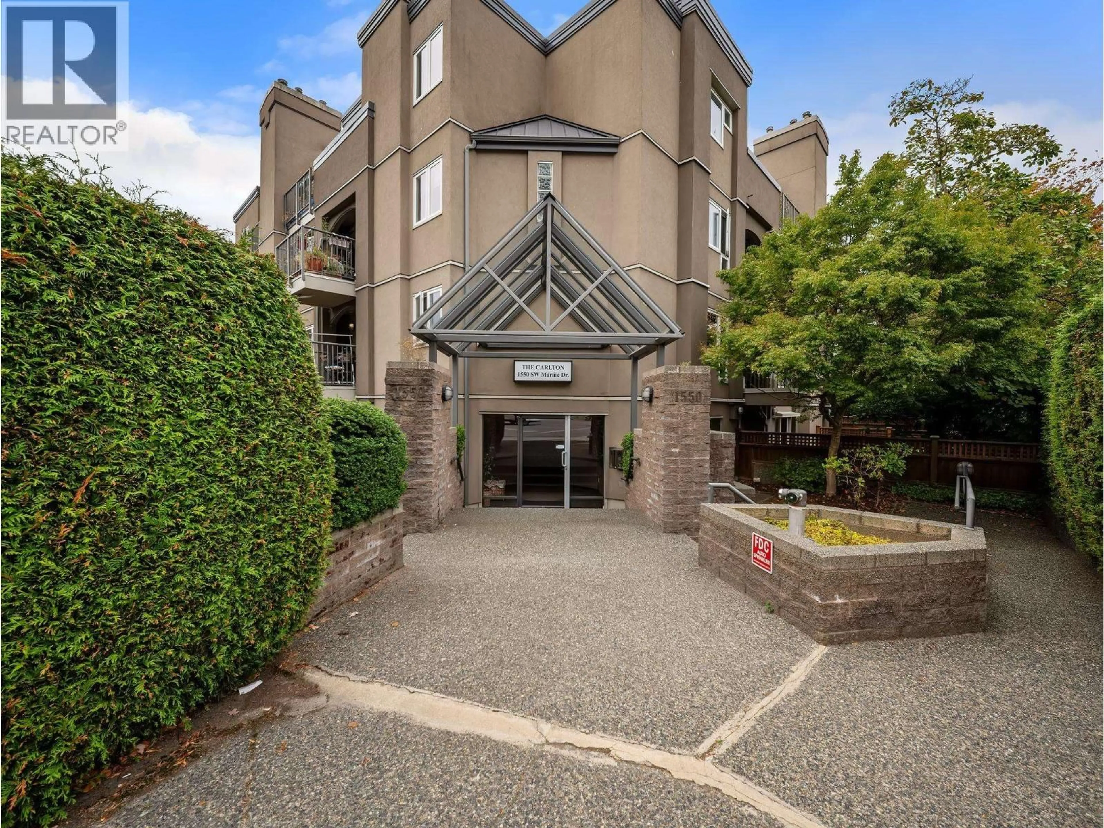 Indoor foyer for 102 - 1550 MARINE DRIVE, Vancouver British Columbia V6P6A6