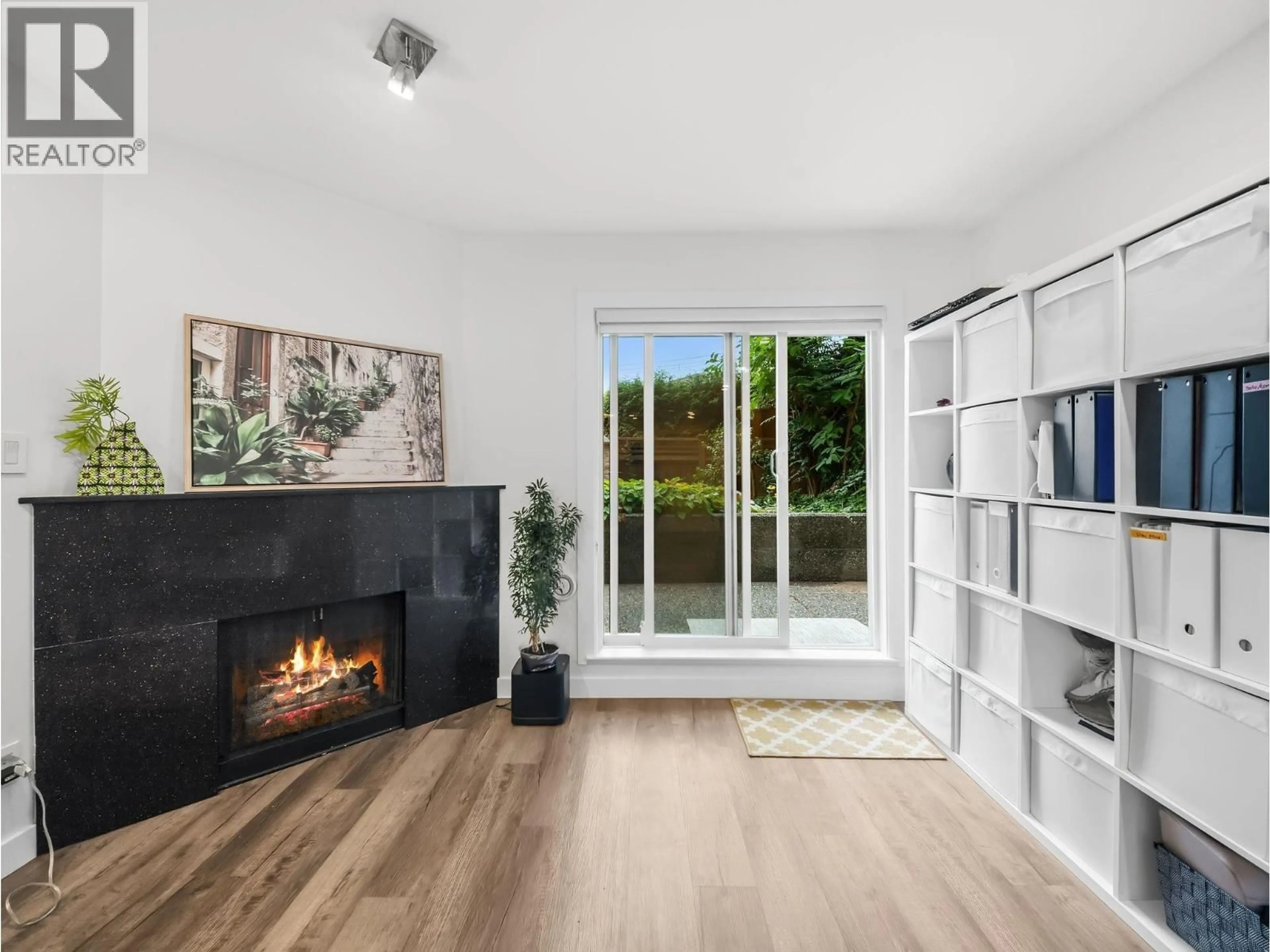 Indoor entryway for 102 - 1550 MARINE DRIVE, Vancouver British Columbia V6P6A6