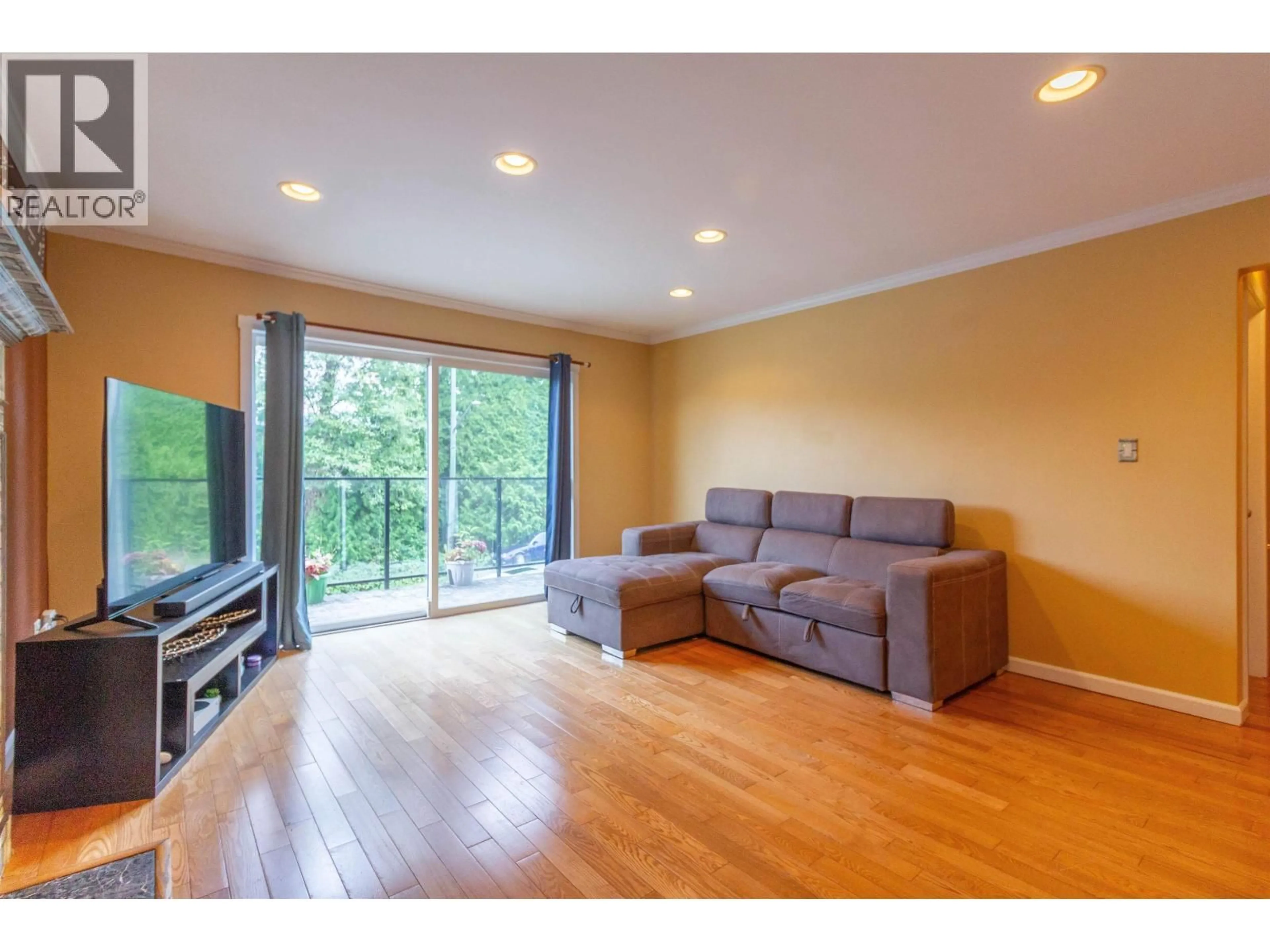 Living room with furniture, wood/laminate floor for 111 FELL AVENUE, Burnaby British Columbia V5B1L3