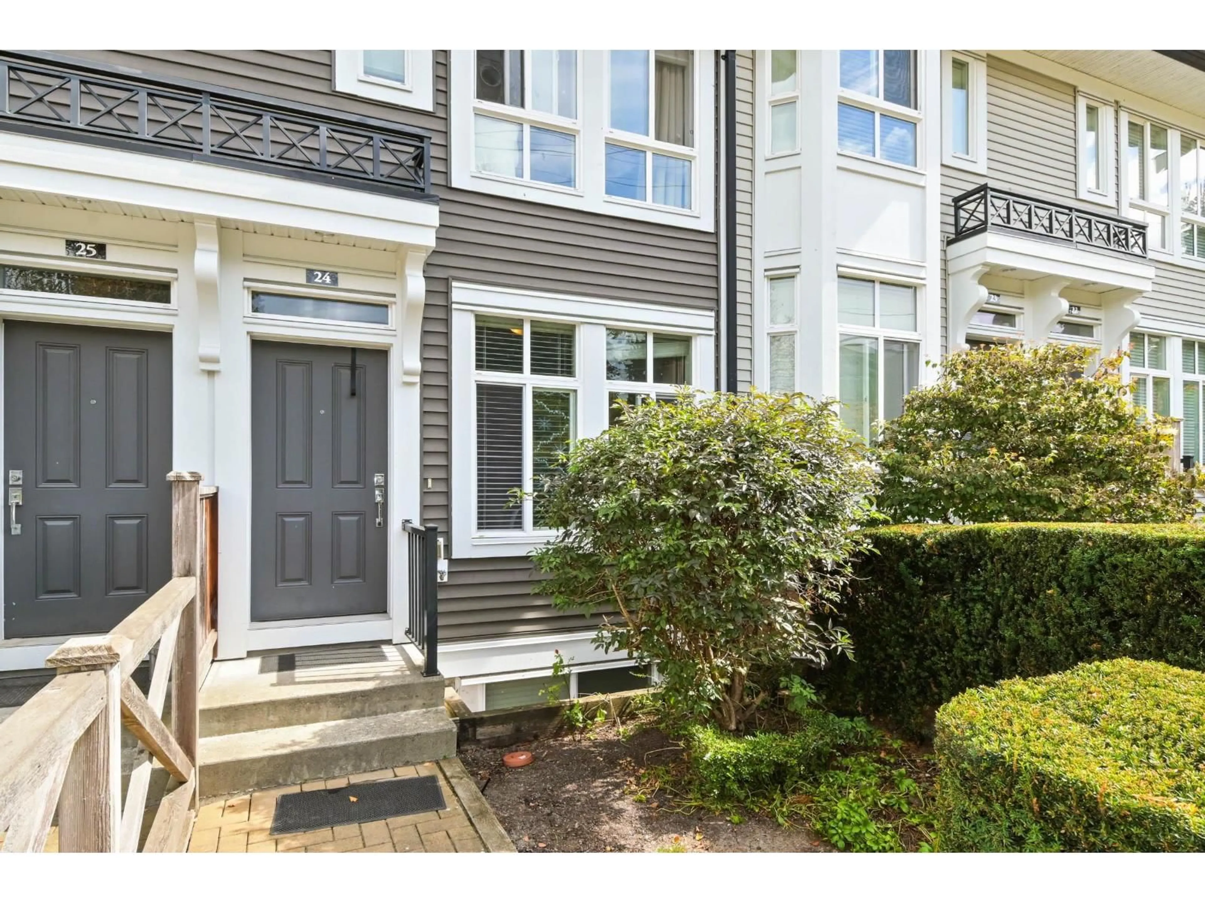 Indoor entryway for 24 - 14433 60 AVENUE, Surrey British Columbia V3S1R4