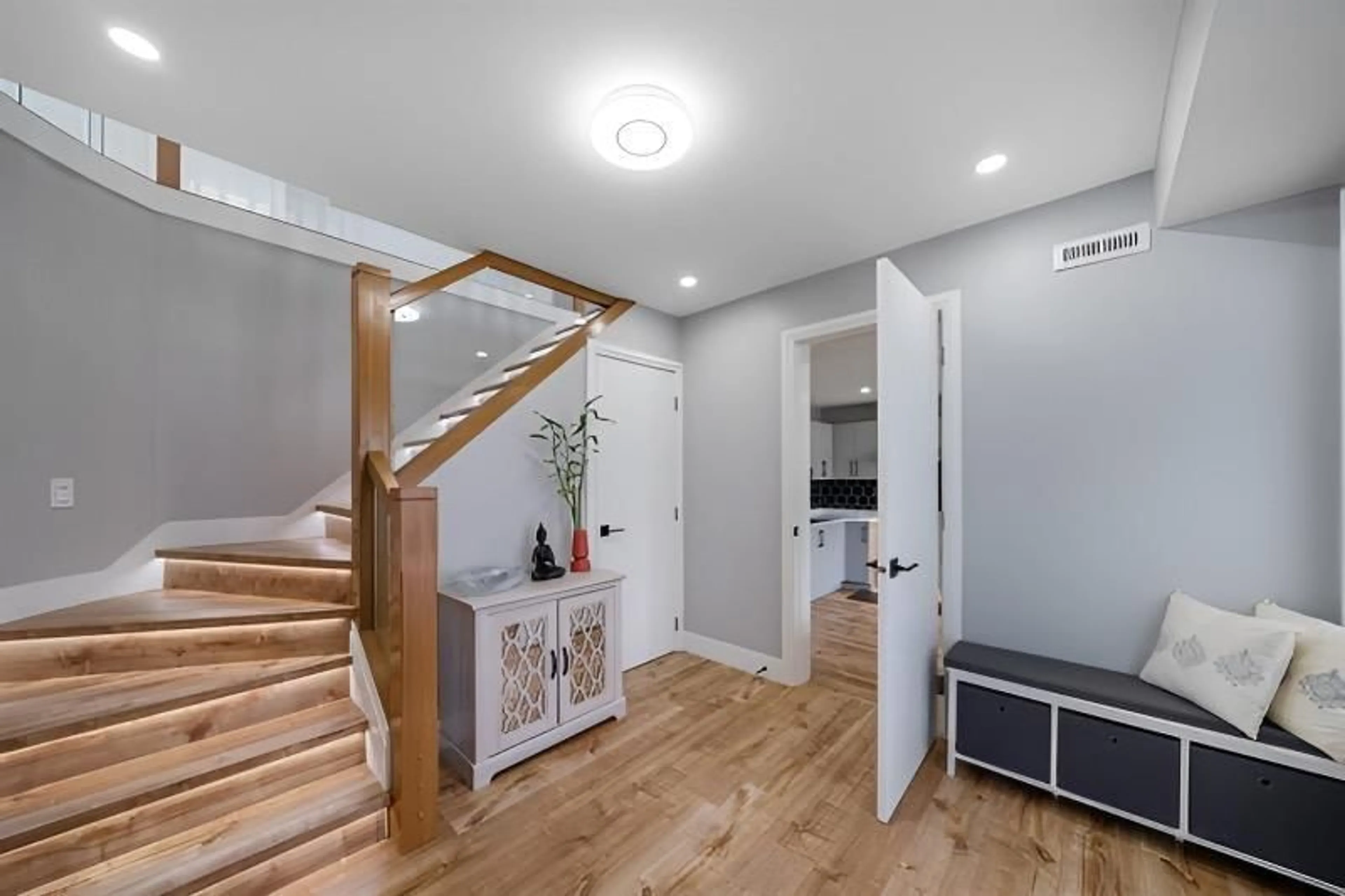 Indoor entryway for 9482 153 STREET, Surrey British Columbia V3R9C7