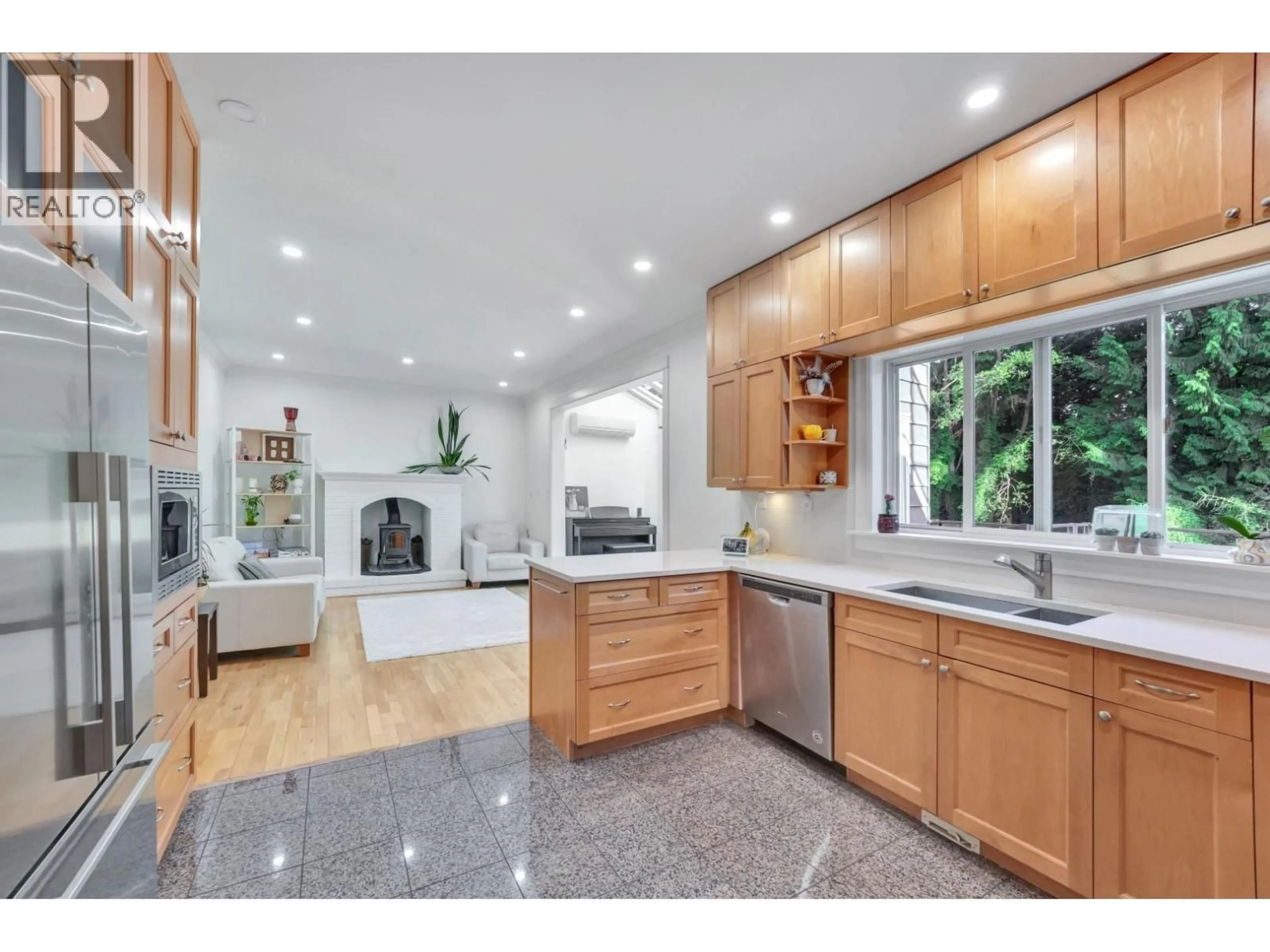 Open concept kitchen, ceramic/tile floor for 425 TEMPE CRESCENT, North Vancouver British Columbia V7N1E7