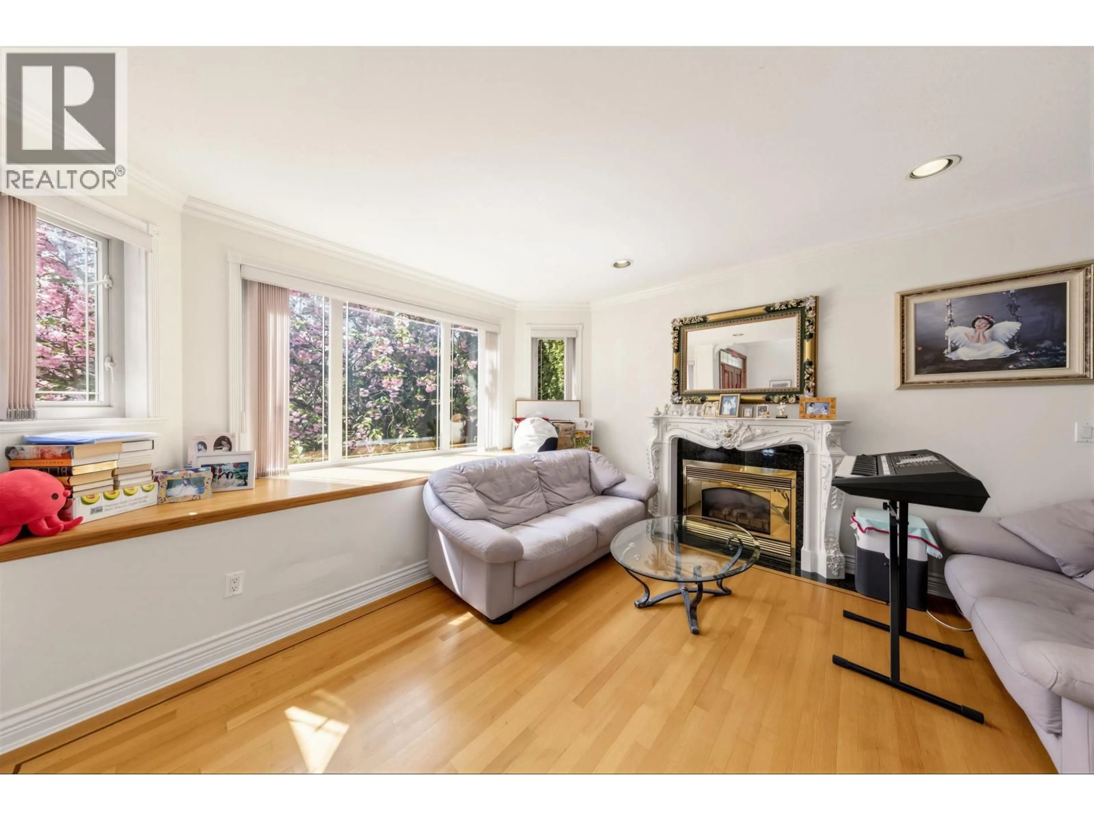 Living room with furniture, wood/laminate floor for 4993 VENABLES STREET, Burnaby British Columbia V5B1X8