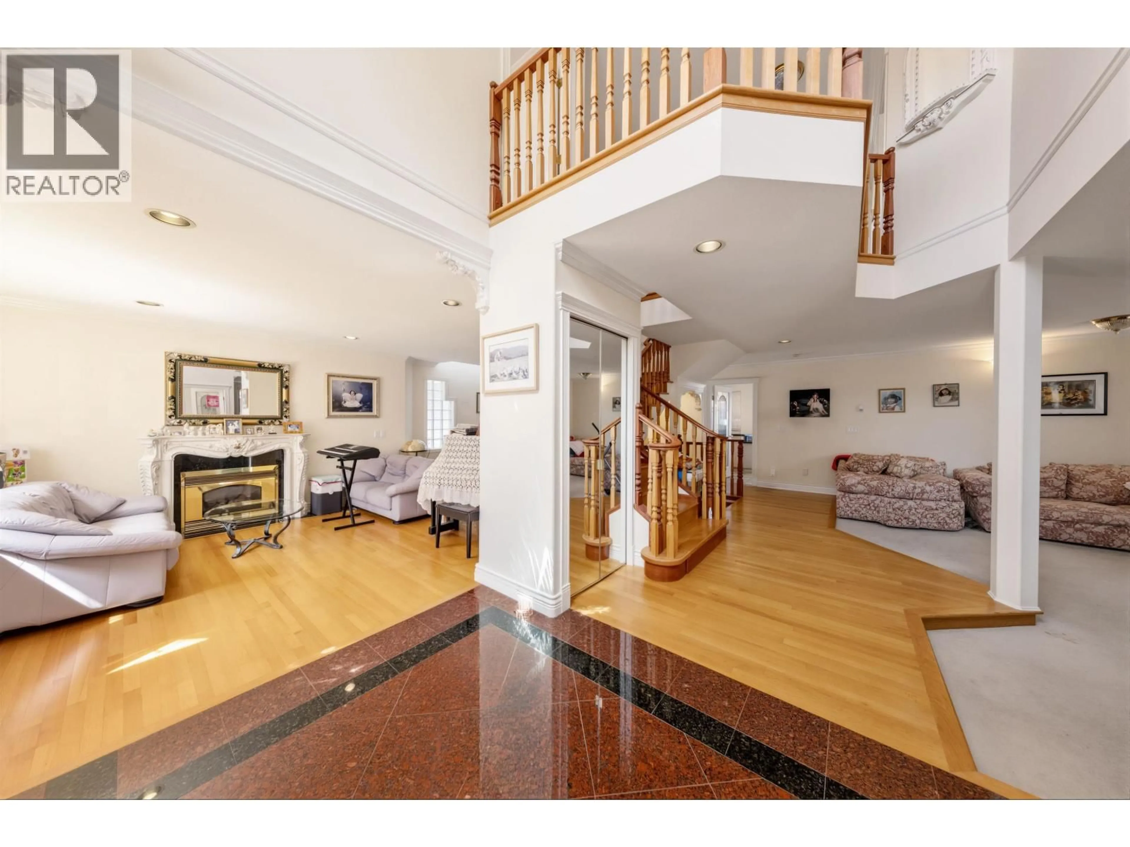 Indoor foyer for 4993 VENABLES STREET, Burnaby British Columbia V5B1X8