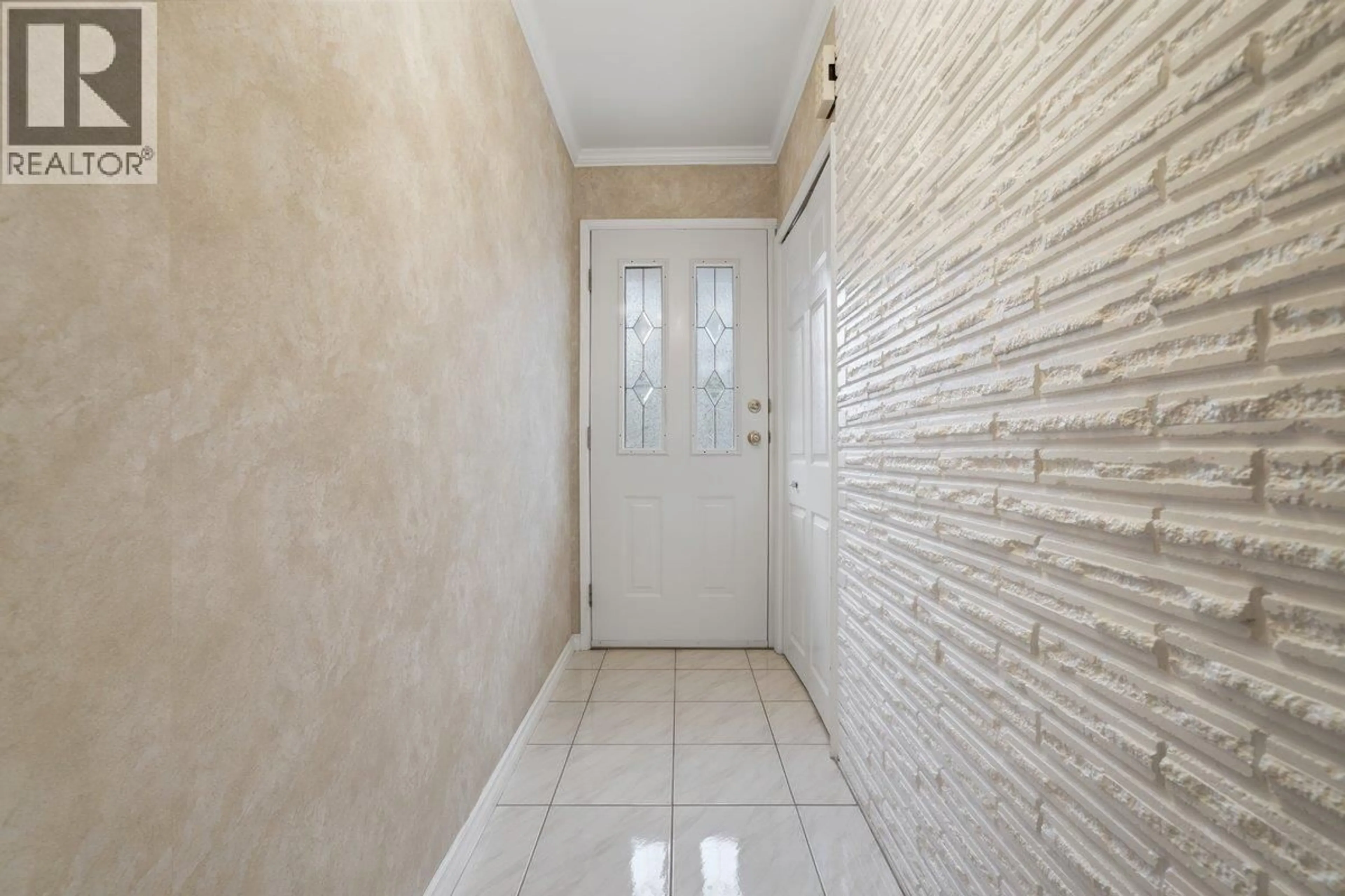Indoor entryway for 3250 DELBROOK AVENUE, North Vancouver British Columbia V7N3Y5