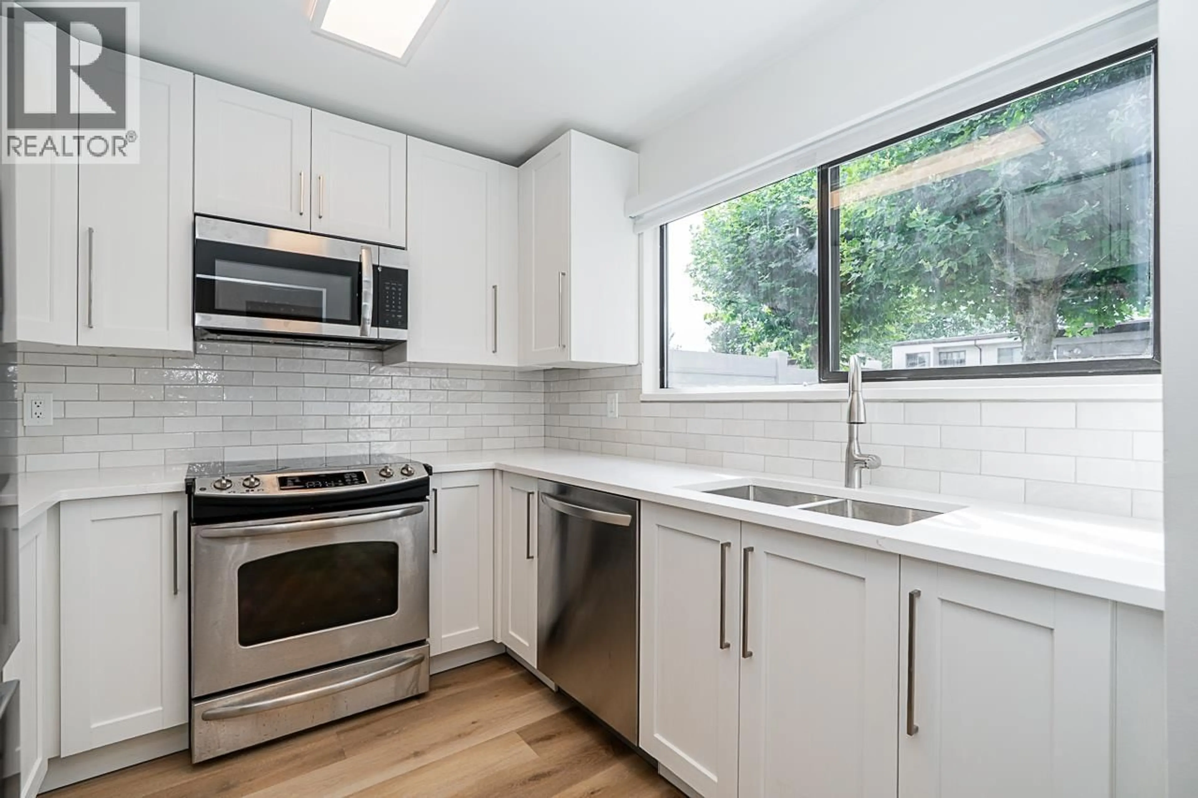Standard kitchen, unknown for 3363 SEFTON STREET, Port Coquitlam British Columbia V3B5C9