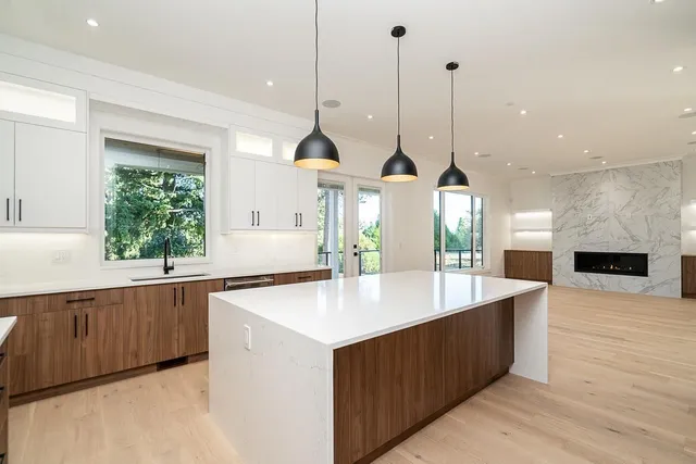 1232 PARKER STREET, White Rock 4