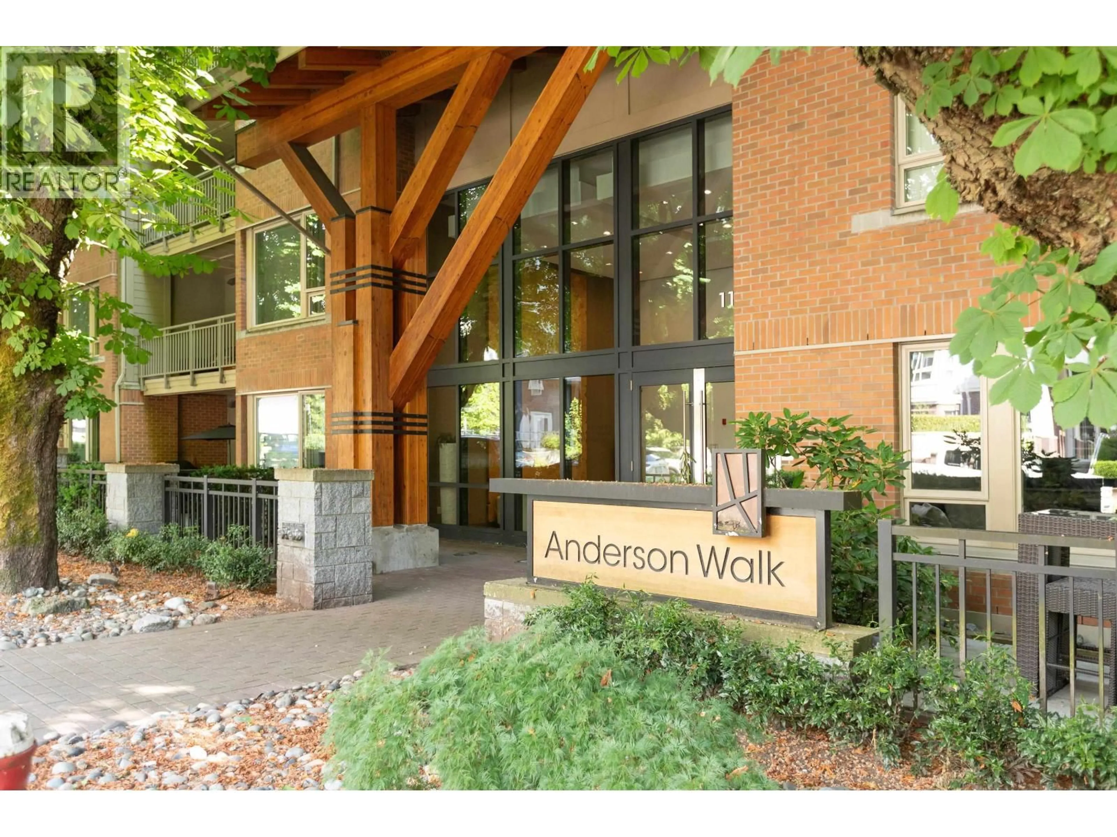 Indoor foyer for 113 - 119 22ND STREET, North Vancouver British Columbia V7M0B4