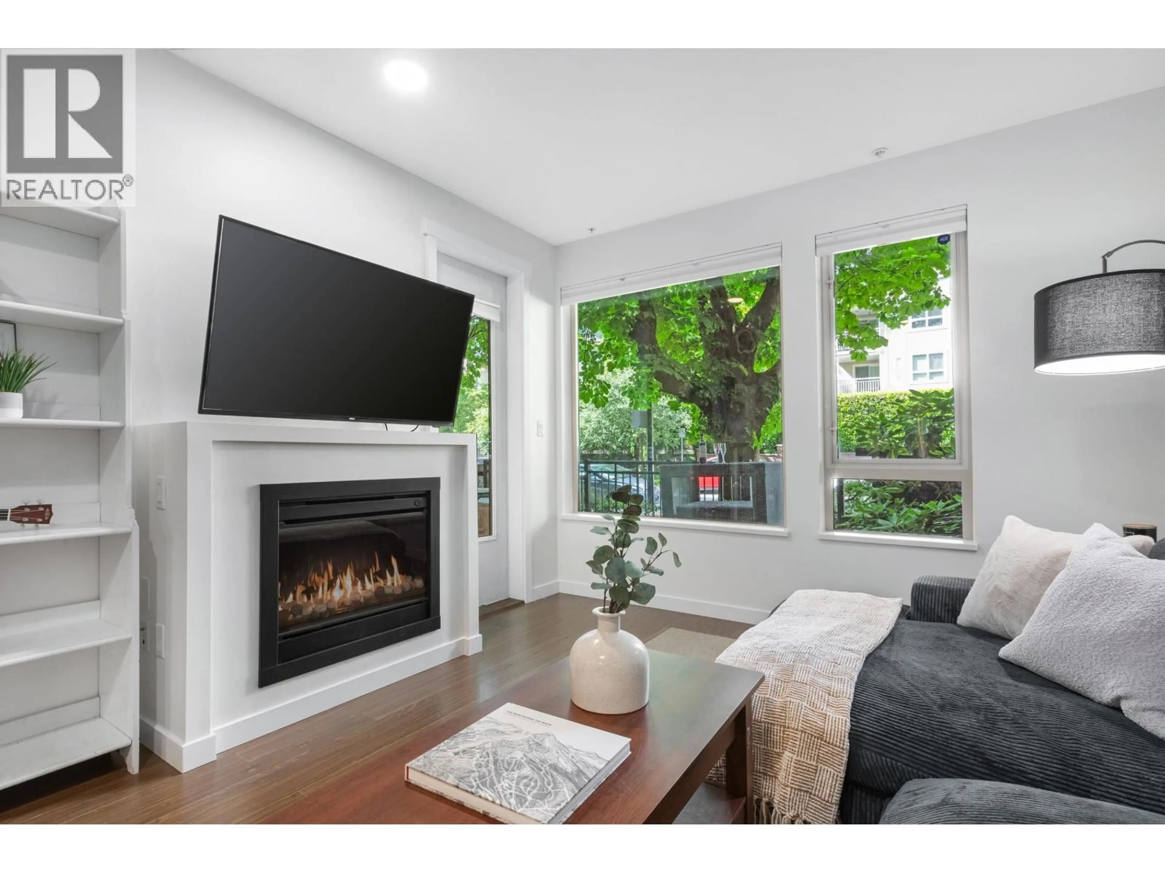 Living room with furniture, wood/laminate floor for 113 - 119 22ND STREET, North Vancouver British Columbia V7M0B4