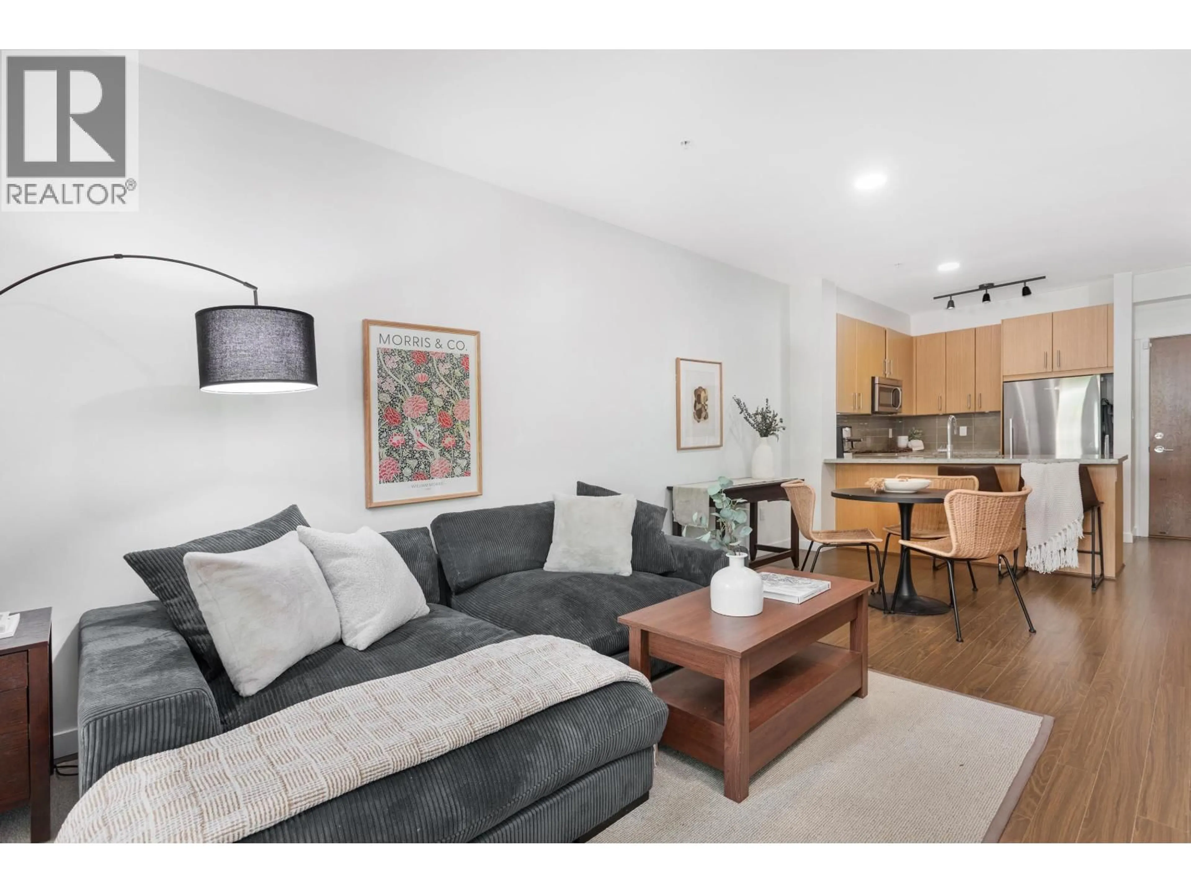 Living room with furniture, wood/laminate floor for 113 - 119 22ND STREET, North Vancouver British Columbia V7M0B4