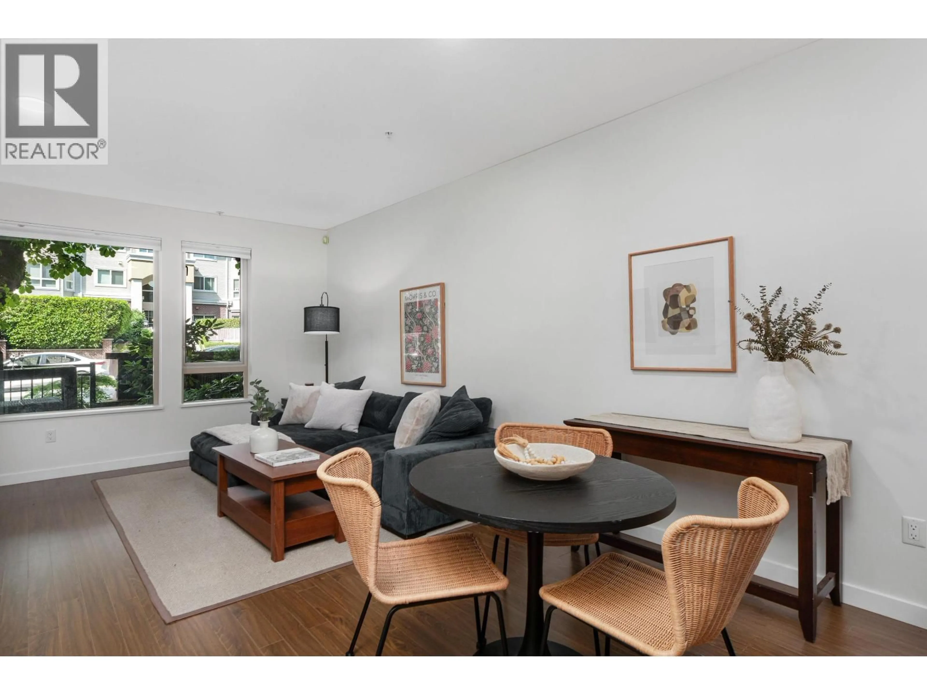 Living room with furniture, unknown for 113 - 119 22ND STREET, North Vancouver British Columbia V7M0B4