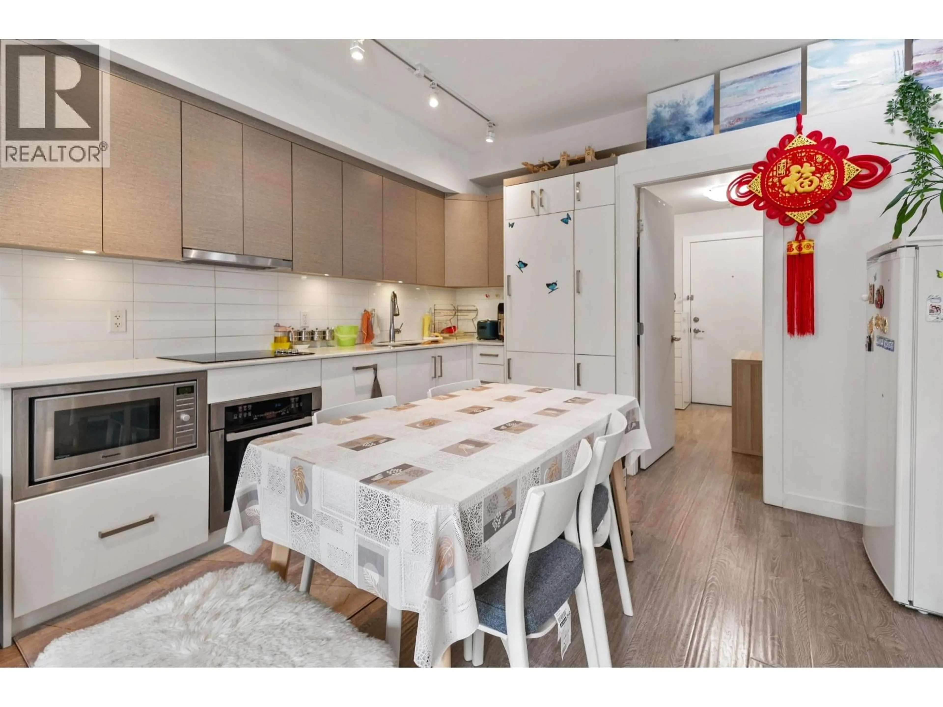 Open concept kitchen, wood/laminate floor for 102 - 809 FOURTH AVENUE, New Westminster British Columbia V3M0K1