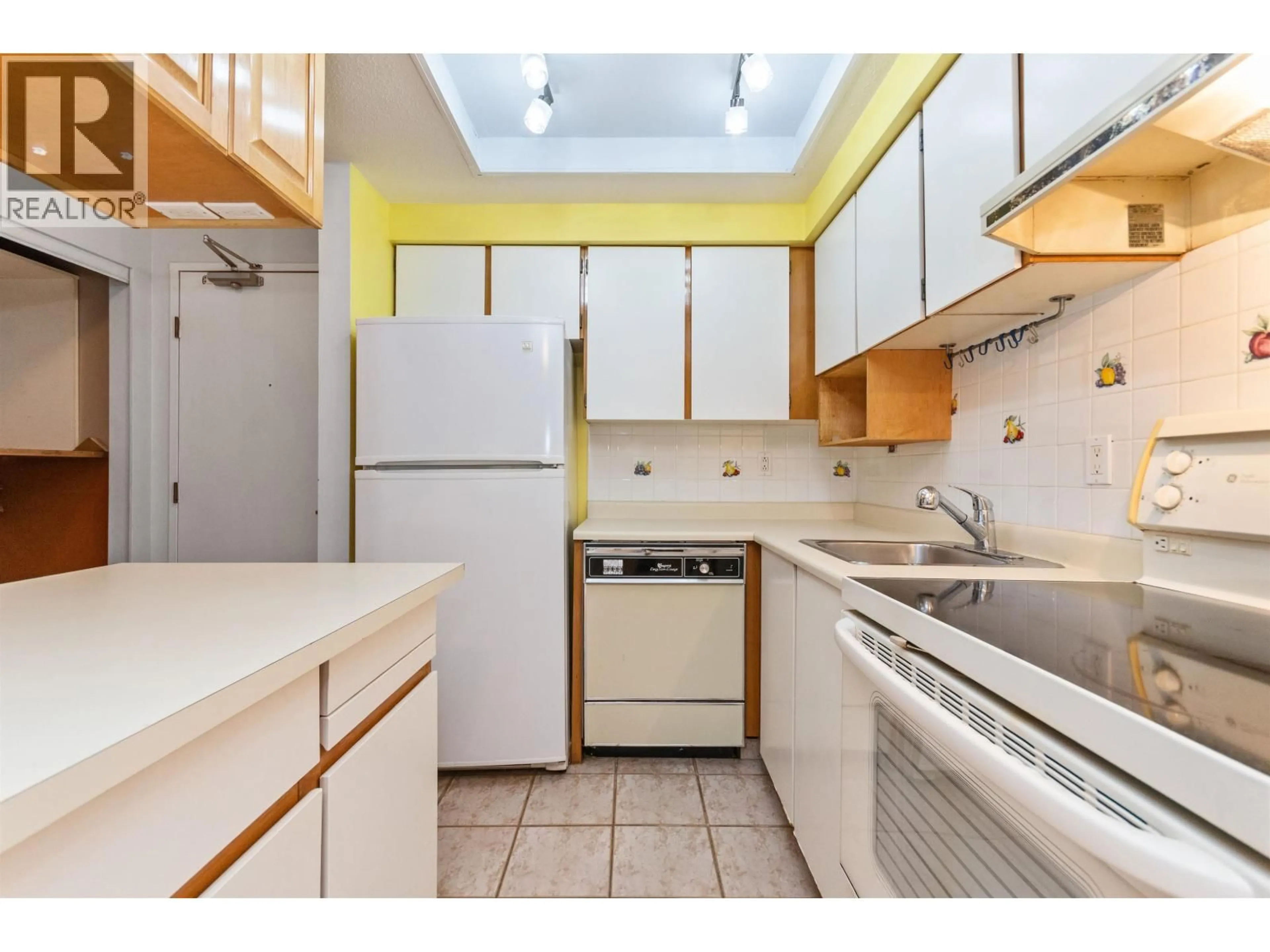 Standard kitchen, unknown for 109 - 1177 HOWIE AVENUE, Coquitlam British Columbia V3J1T9