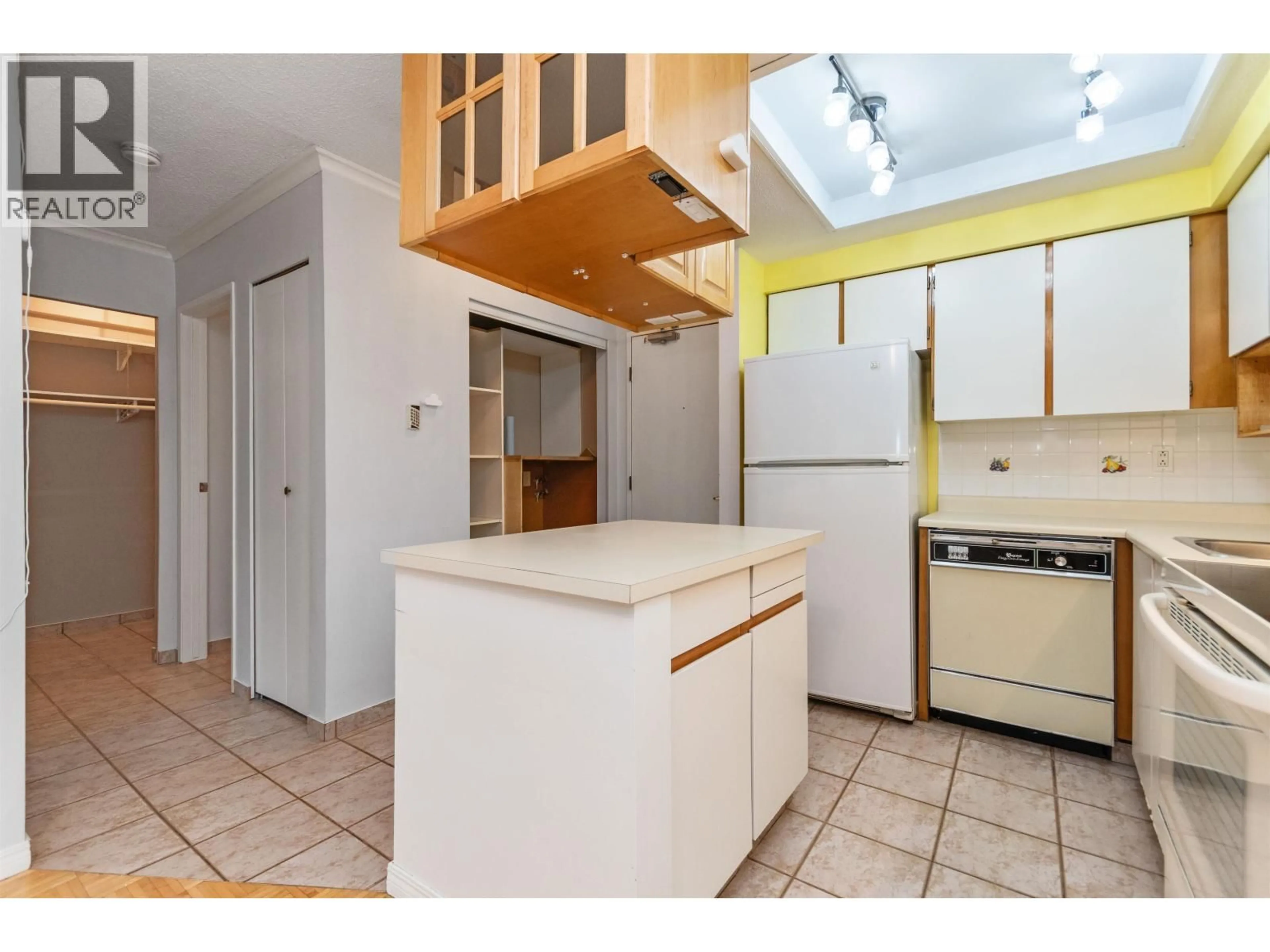Standard kitchen, unknown for 109 - 1177 HOWIE AVENUE, Coquitlam British Columbia V3J1T9