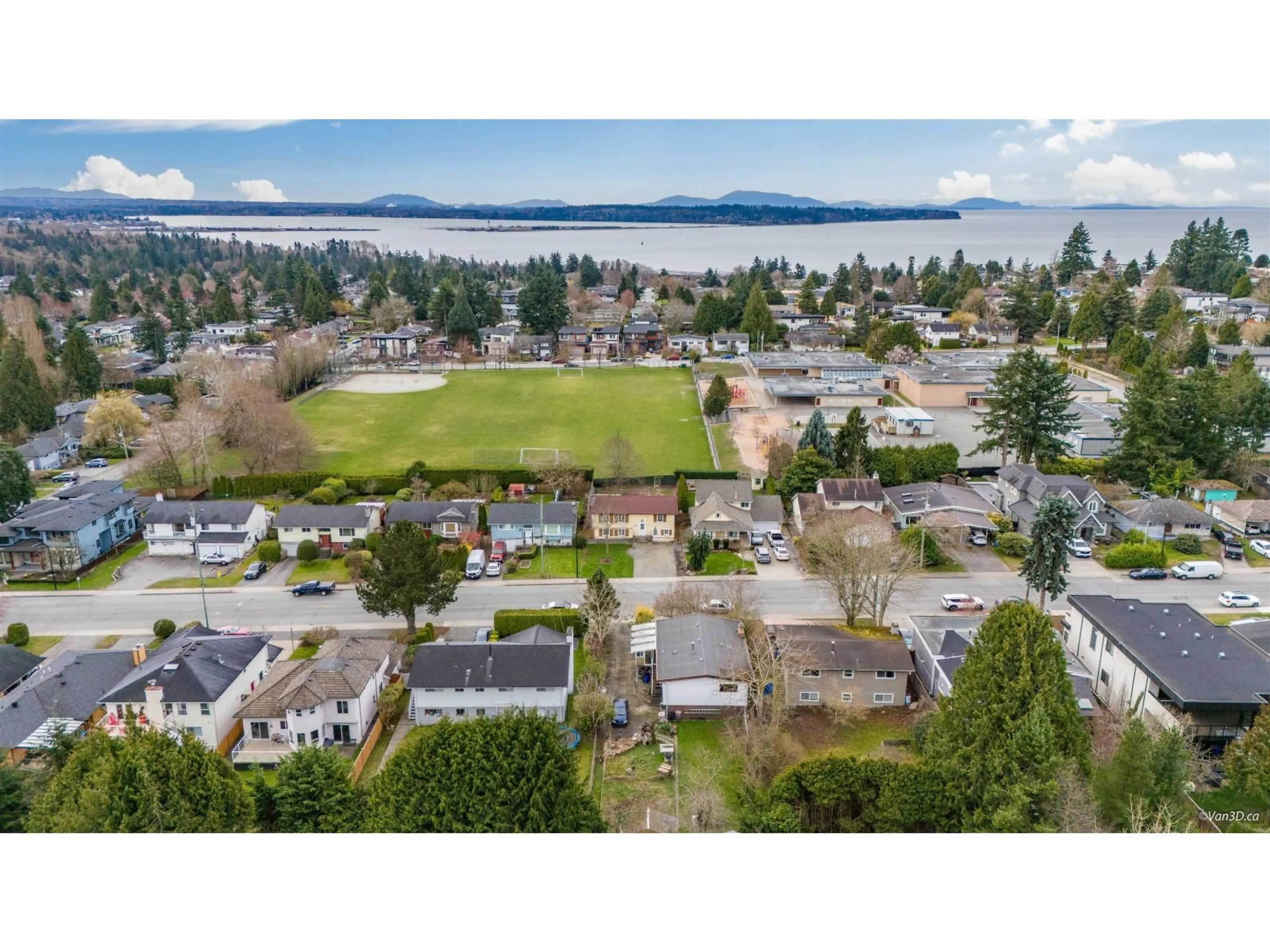 A pic from outside/outdoor area/front of a property/back of a property/a pic from drone, water/lake/river/ocean view for 15894 THRIFT AVENUE, White Rock British Columbia V4B2M8